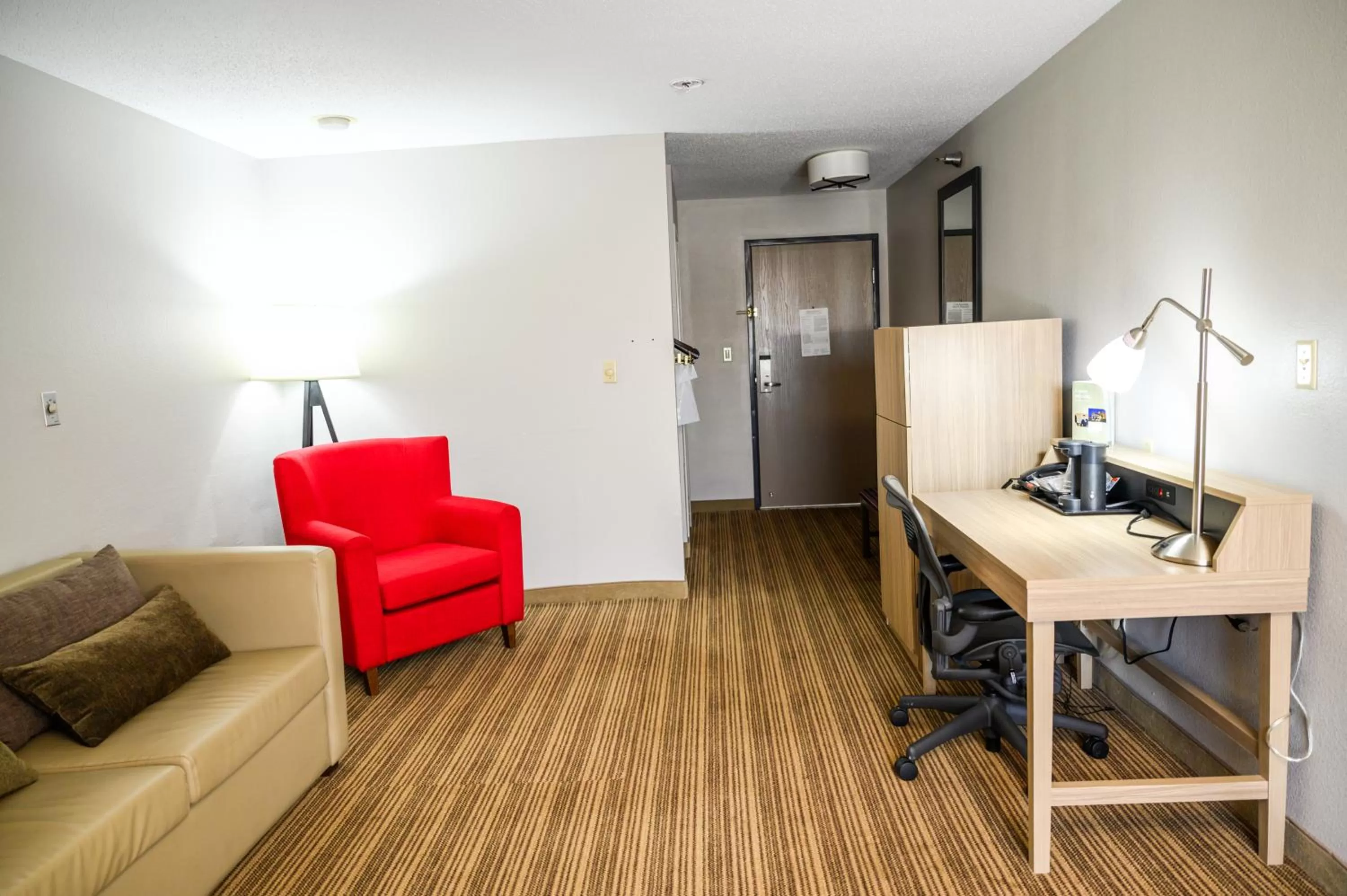 Living room in Country Inn & Suites by Radisson, Greenfield, IN