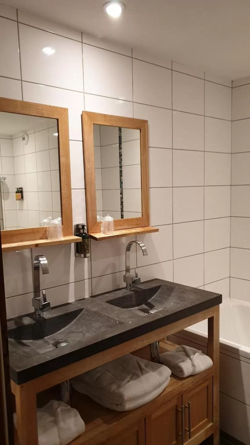 Bathroom in Auberge de Savoie
