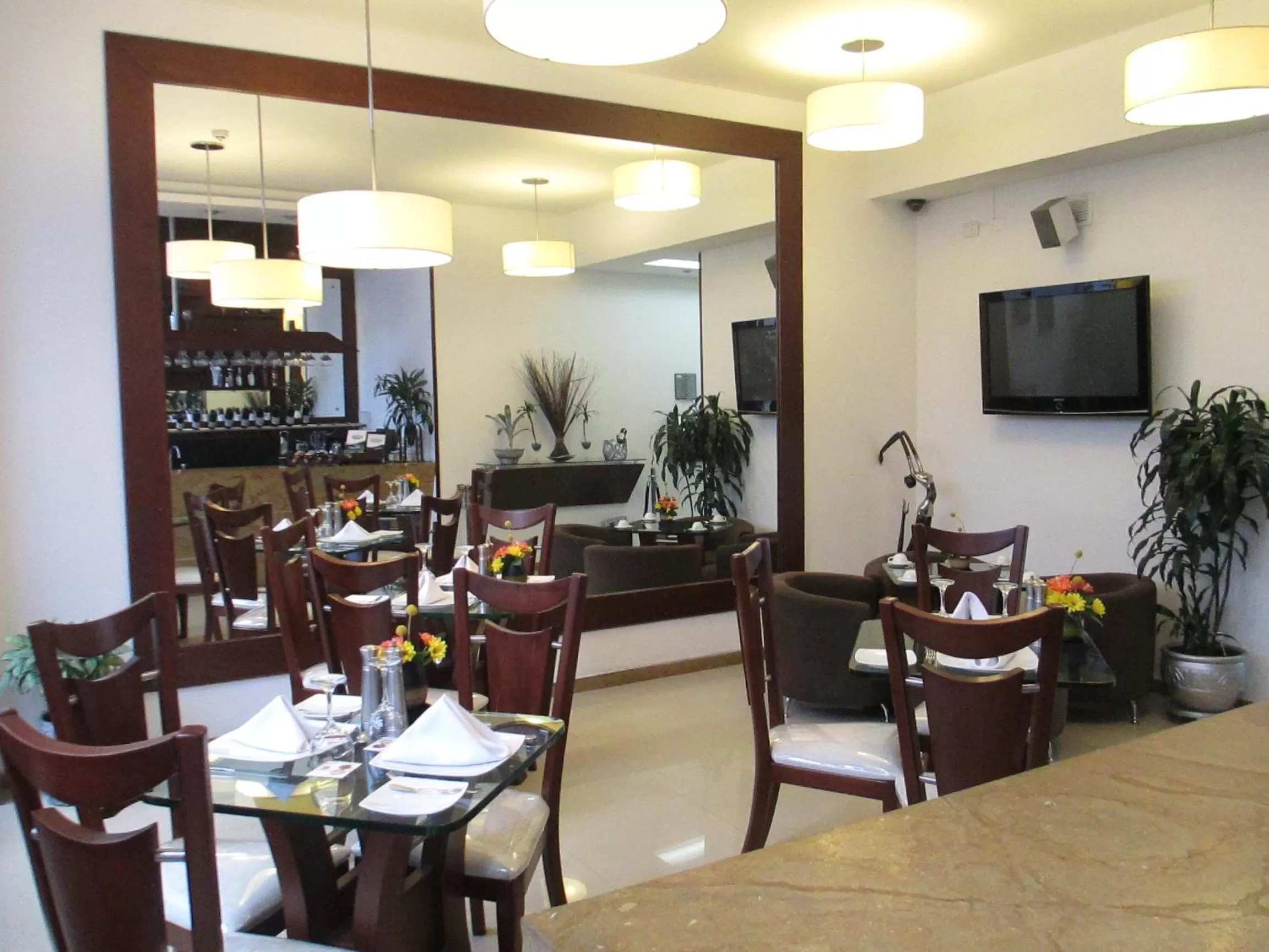 Restaurant/places to eat in Hotel Platinum Suite