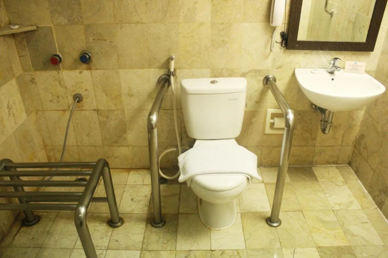 Bathroom in Hotel New Saphir Yogyakarta