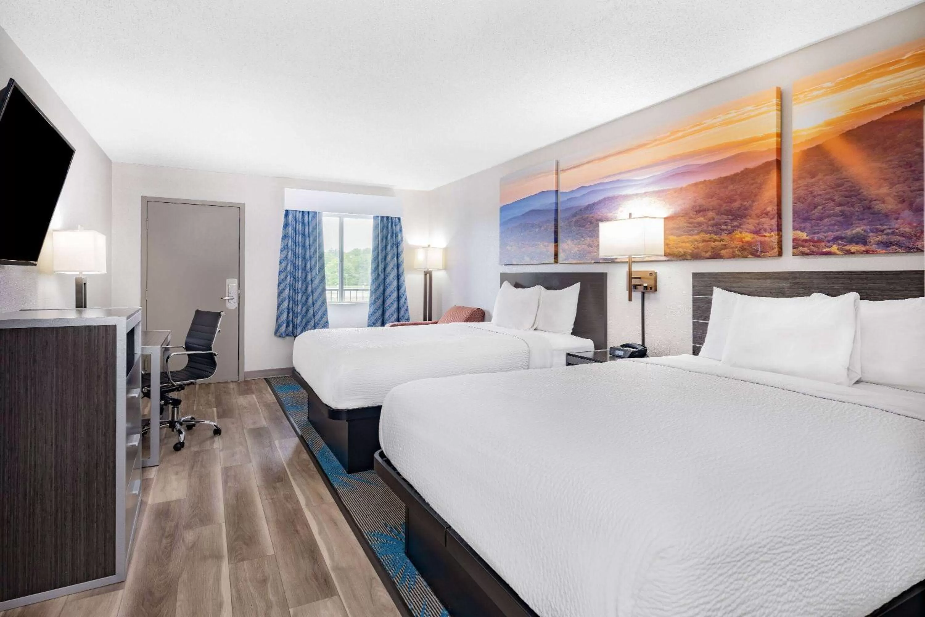 Photo of the whole room, Bed in Days Inn by Wyndham Hamilton