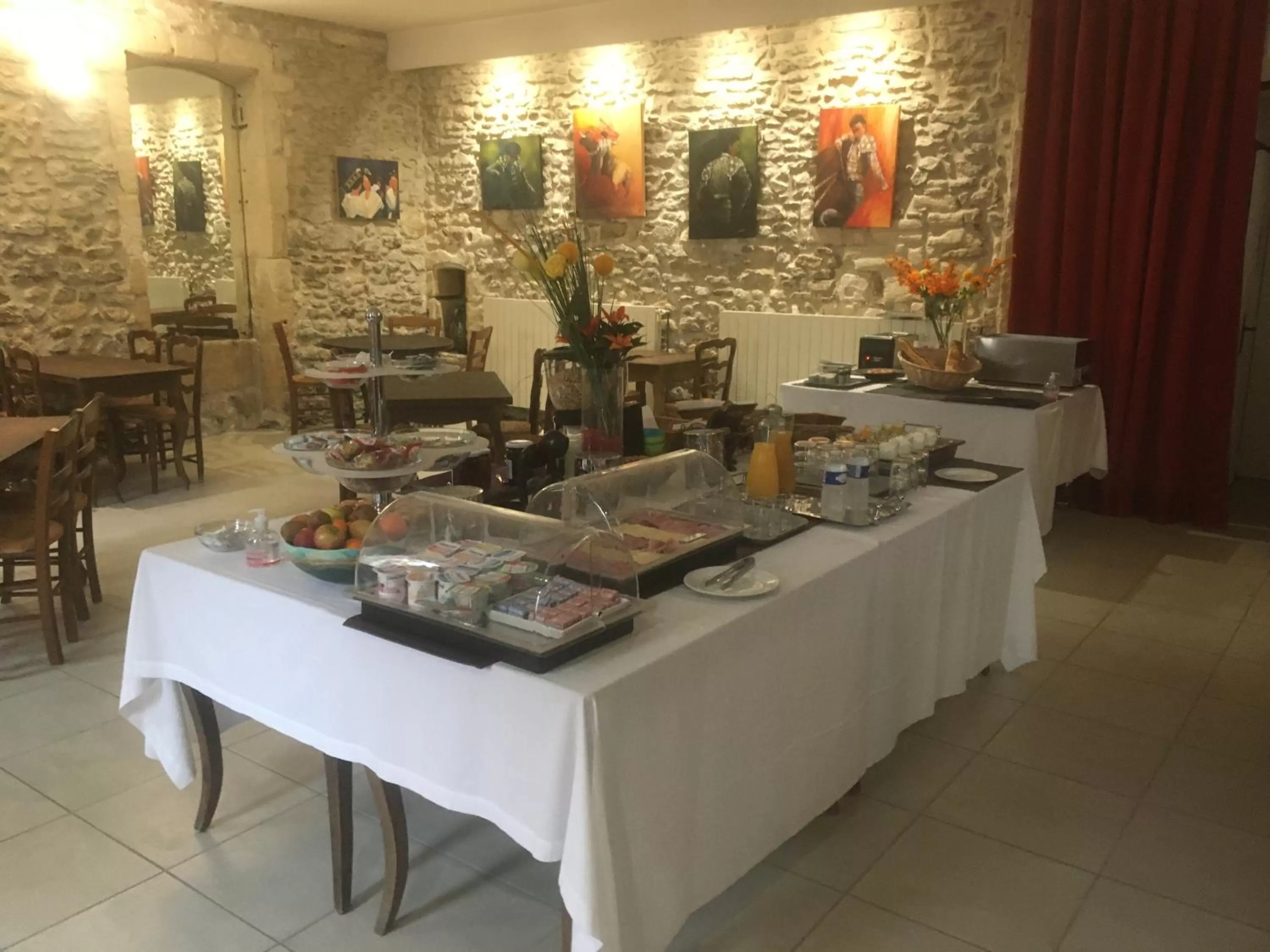 Restaurant/places to eat in Hostellerie De La Source