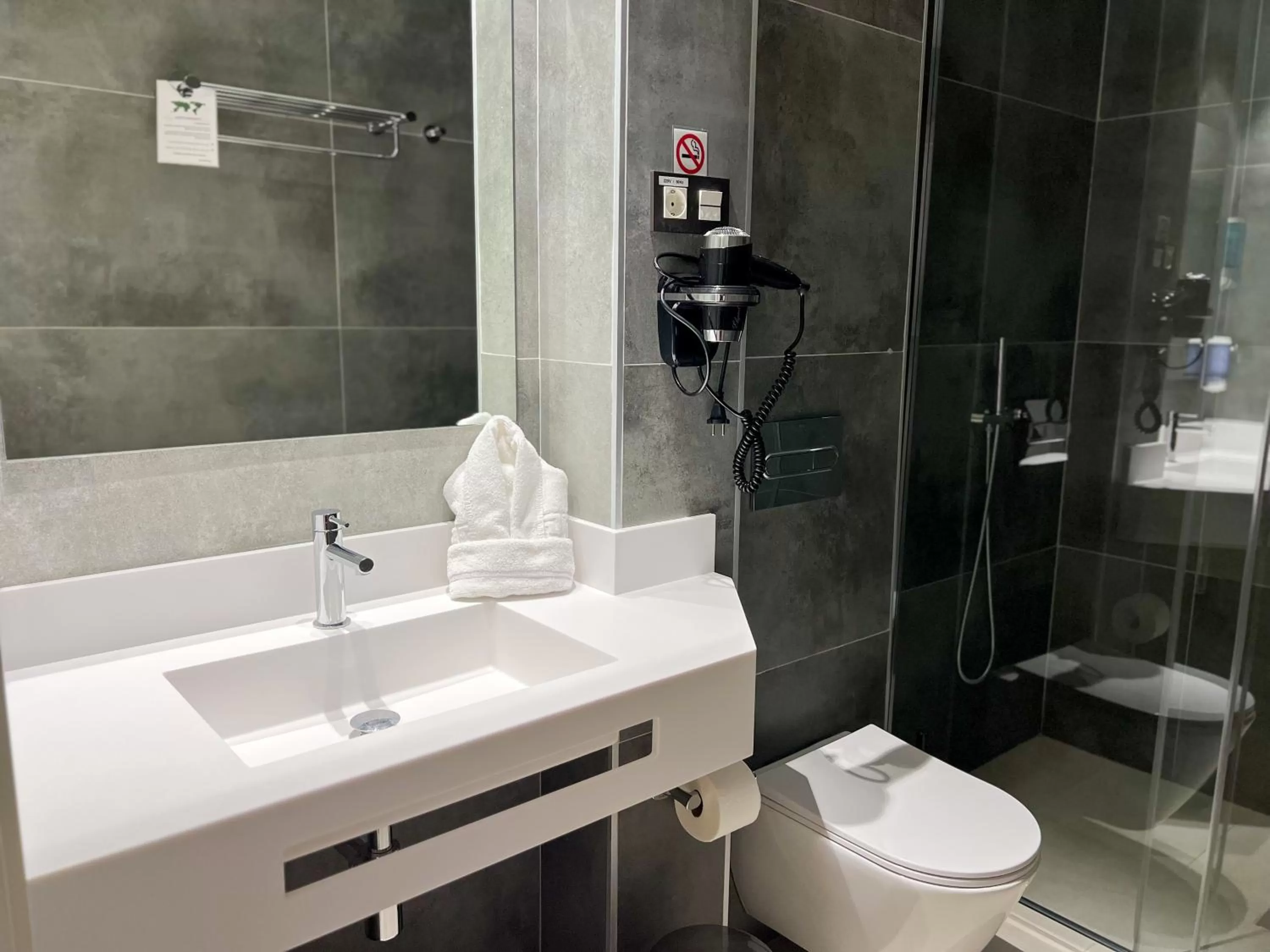 Bathroom in Hotel MG Poniente