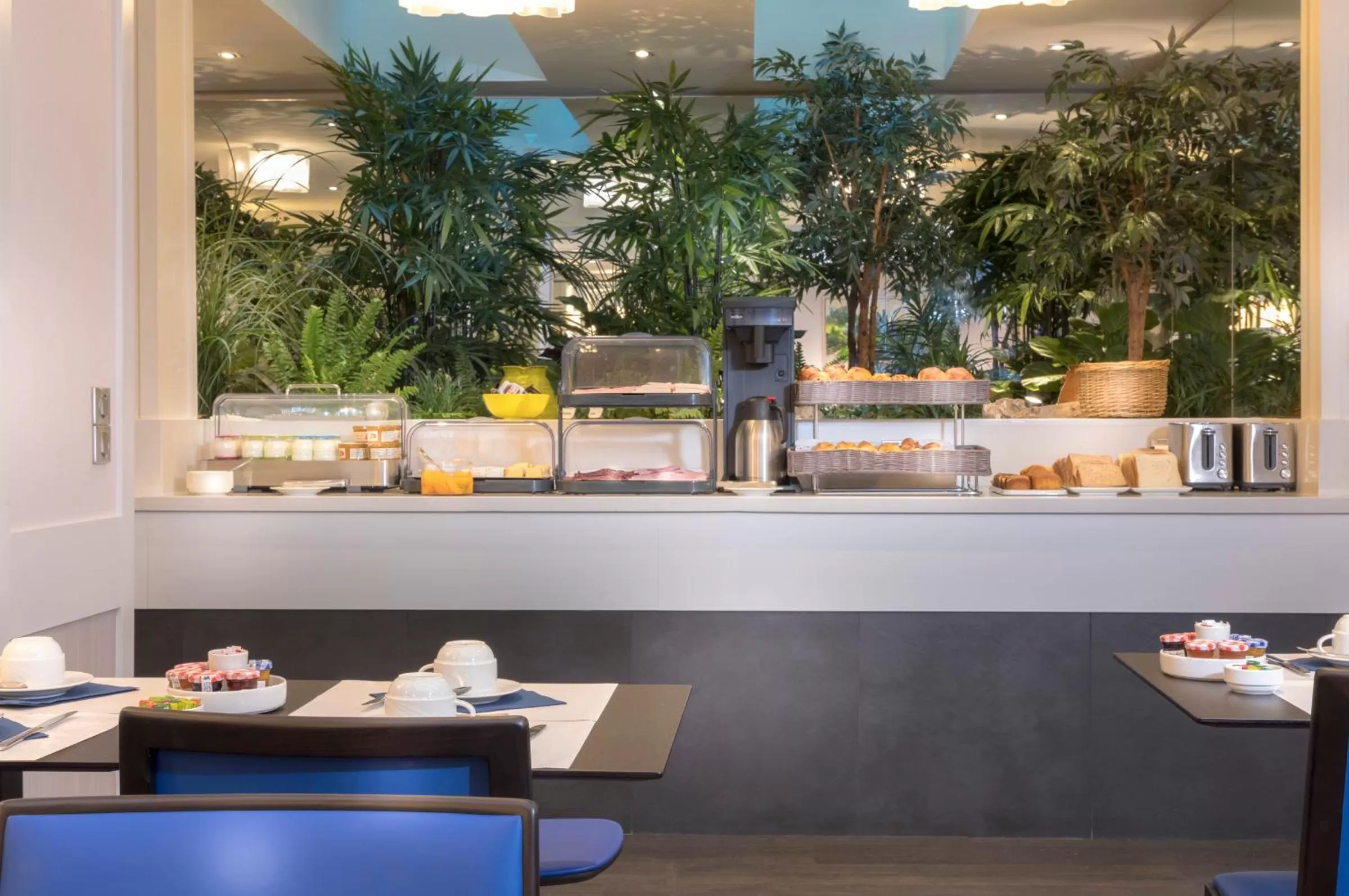 Restaurant/places to eat in Elysées Ceramic