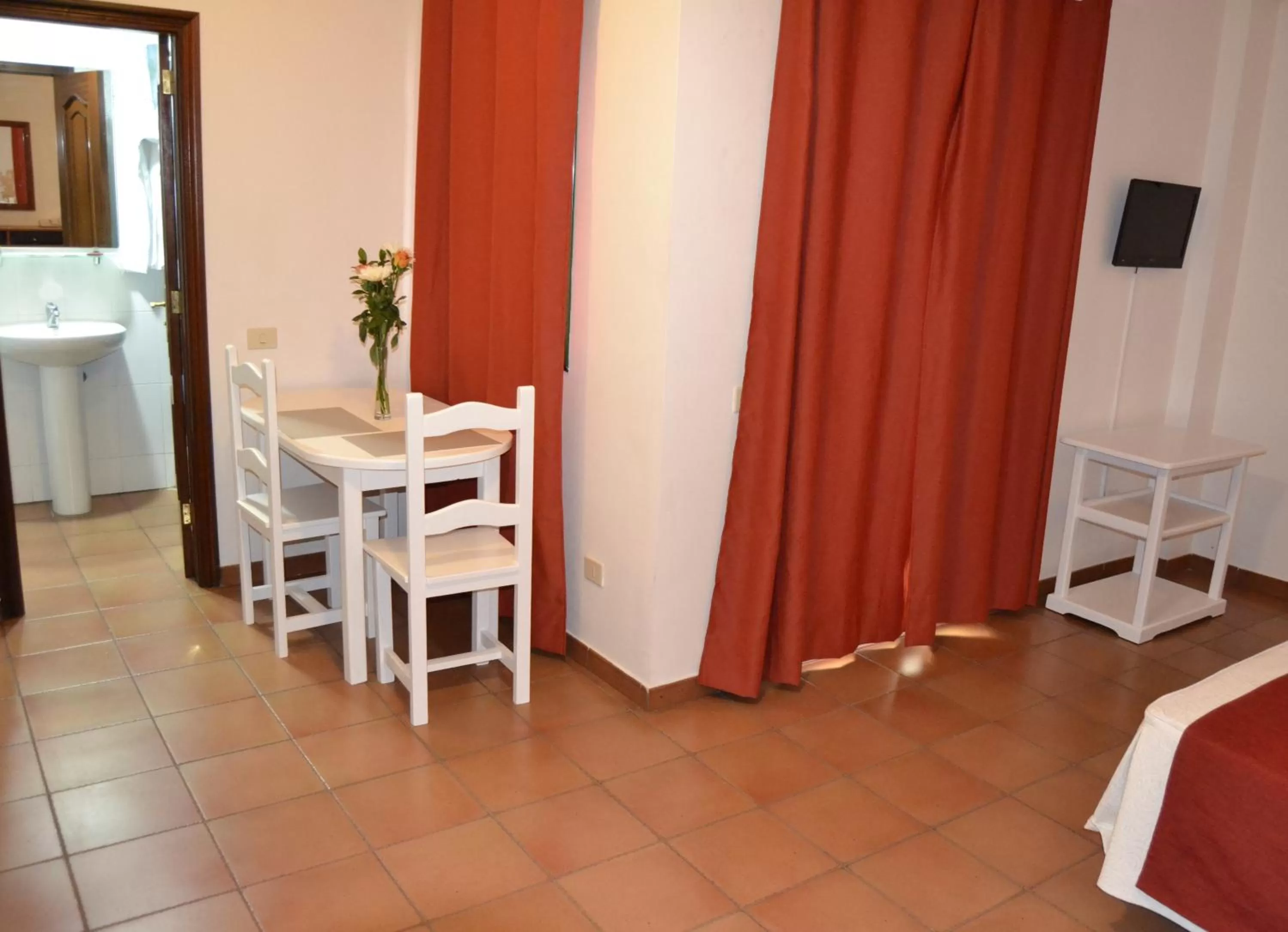 Photo of the whole room, Dining Area in Hotel Apartamentos Villa Gomera