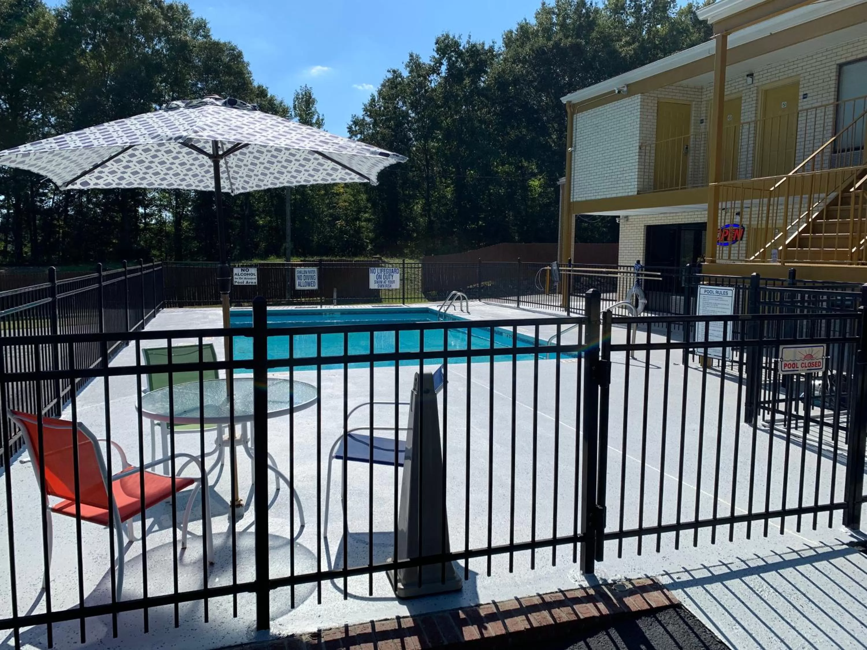 Swimming pool in Magnolia Inn Laurens