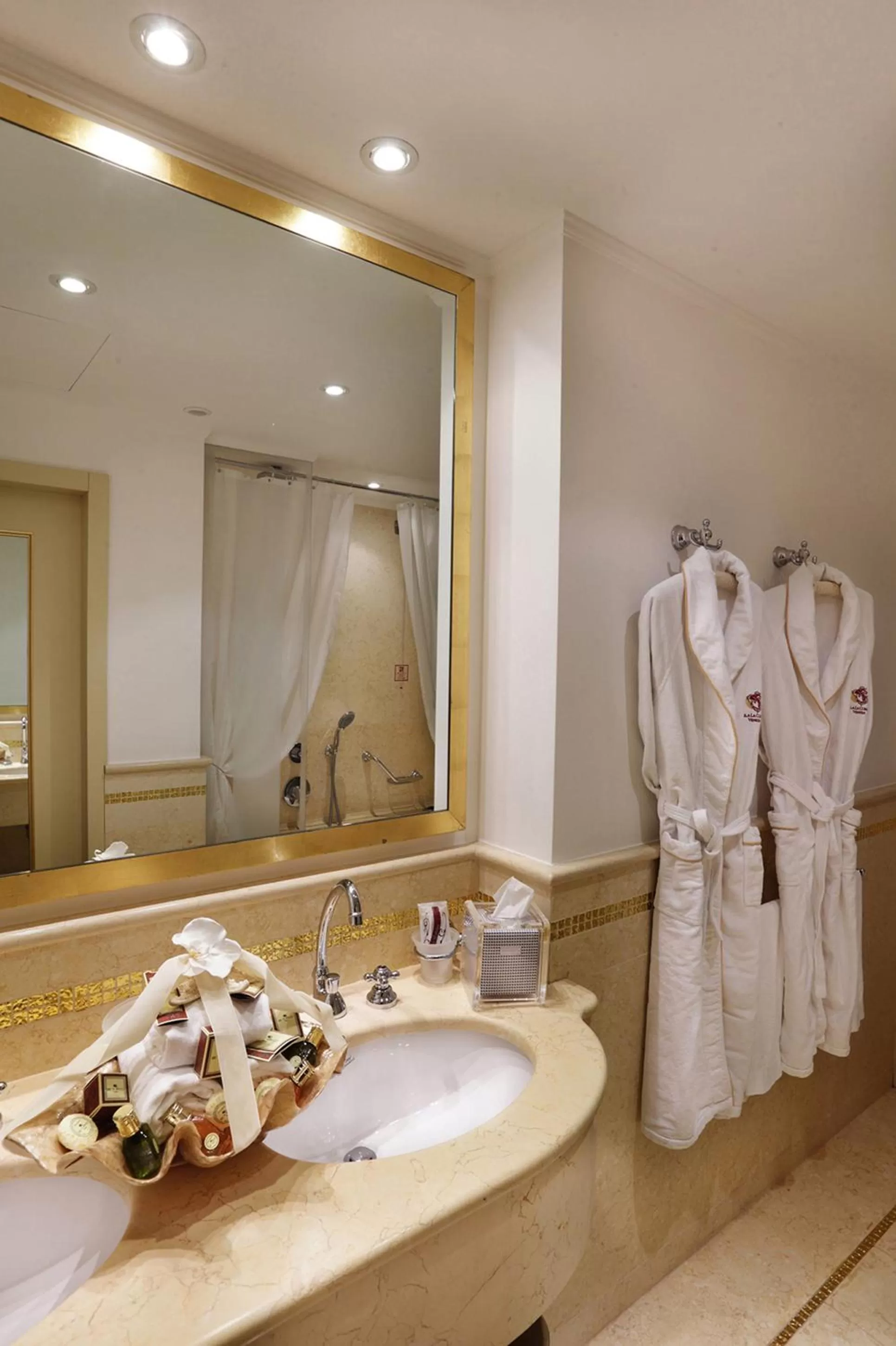 Bathroom in Hotel A La Commedia