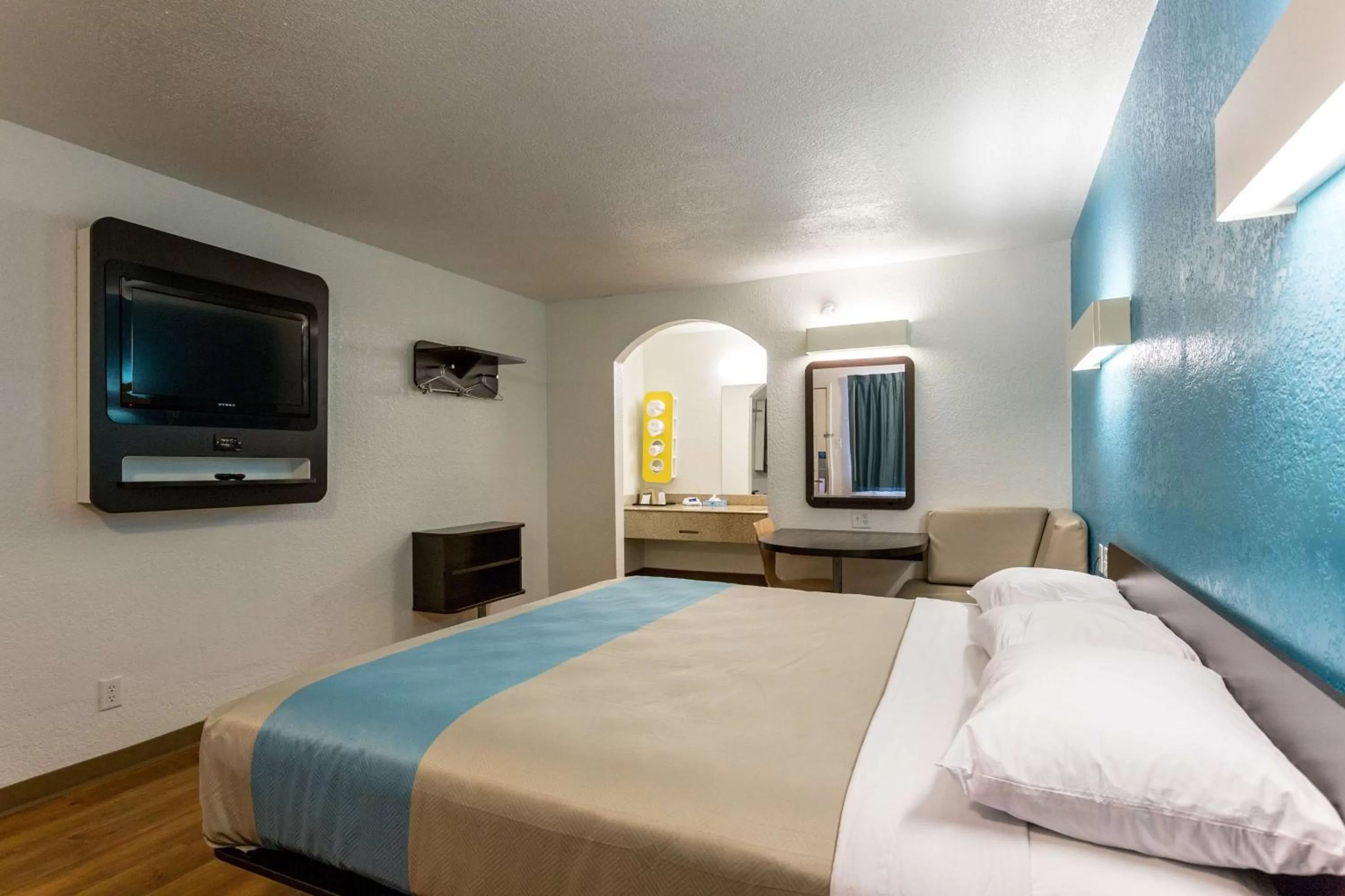 Photo of the whole room, Bed in Motel 6-Bryan, TX - College Station