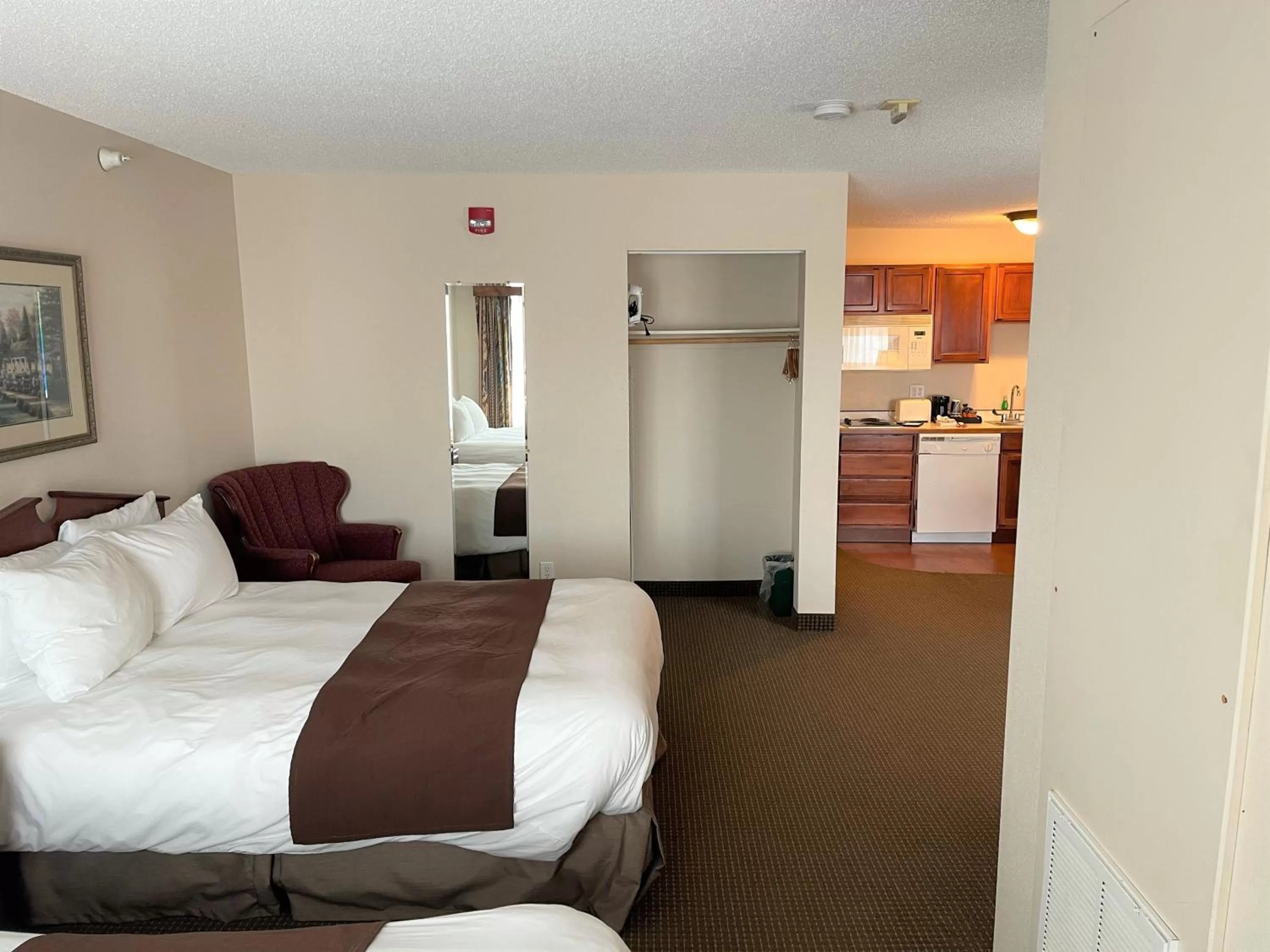 Bed in River Hills Hotel- Mankato