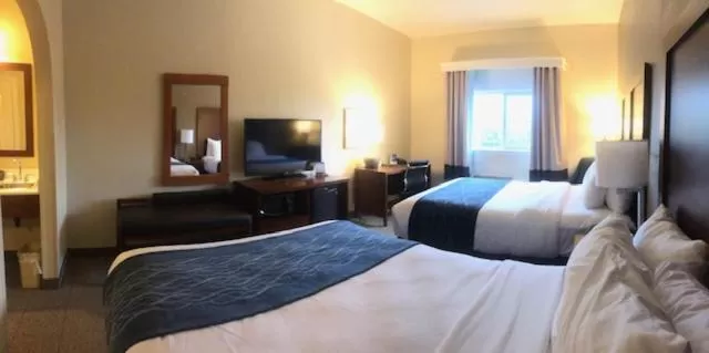 Photo of the whole room, Bed in Comfort Inn & Suites Ukiah Mendocino County