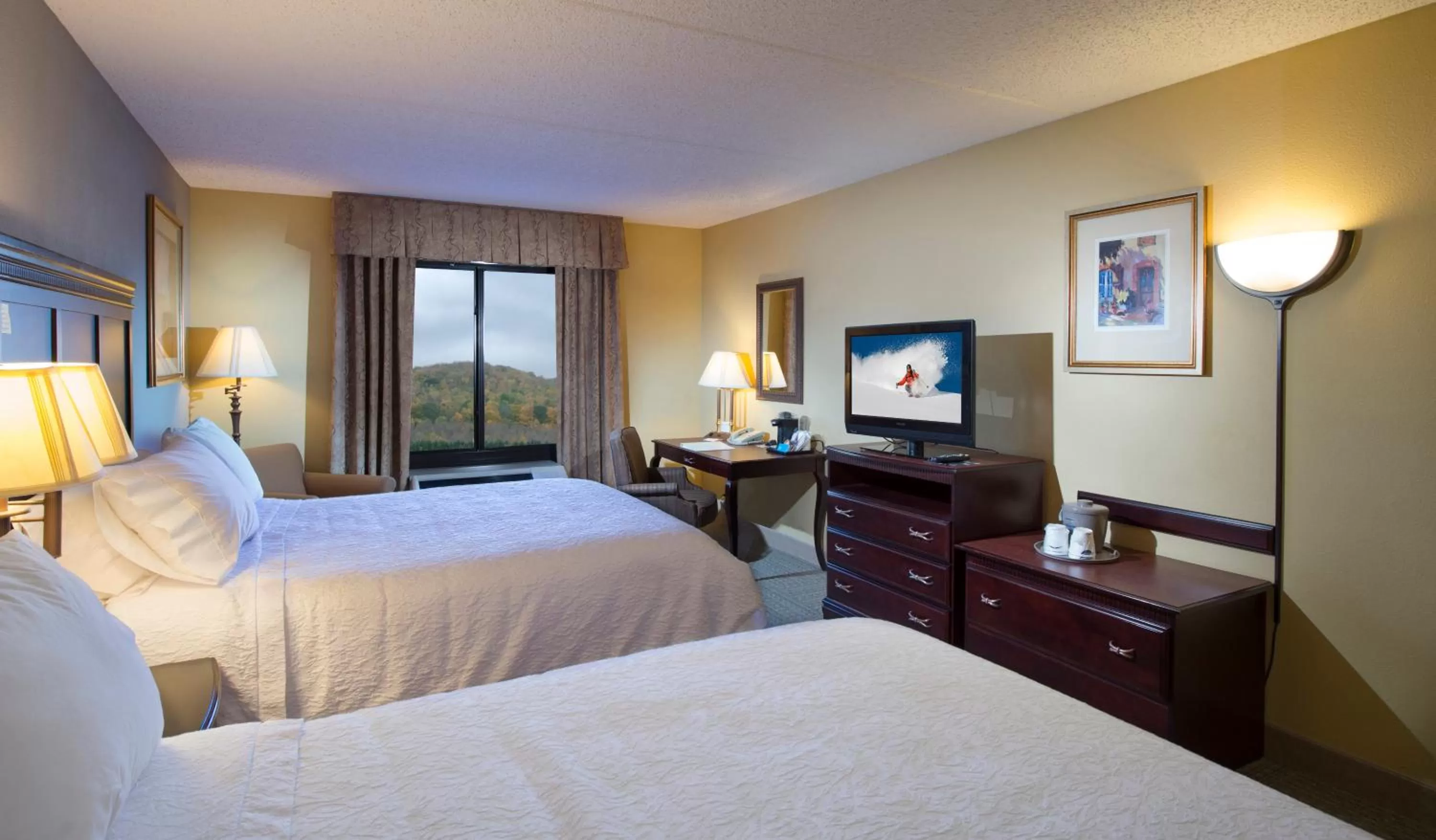 Mountain view, Bed in Hampton Inn Bennington