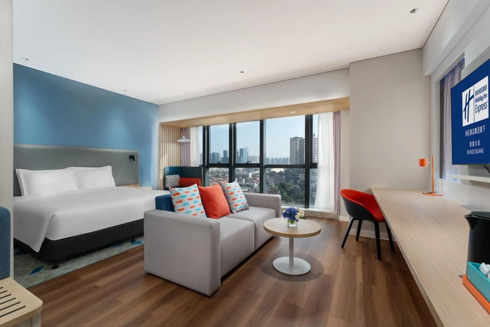 1 King Bed Suite Living area in Holiday Inn Express Shunde Daliang by IHG