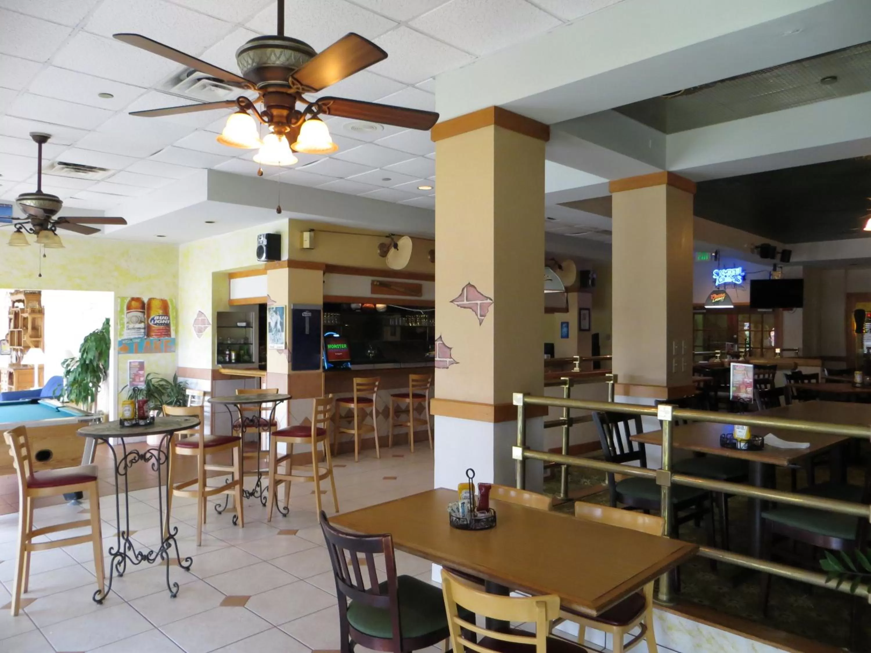 Lounge or bar in Maingate Lakeside Resort