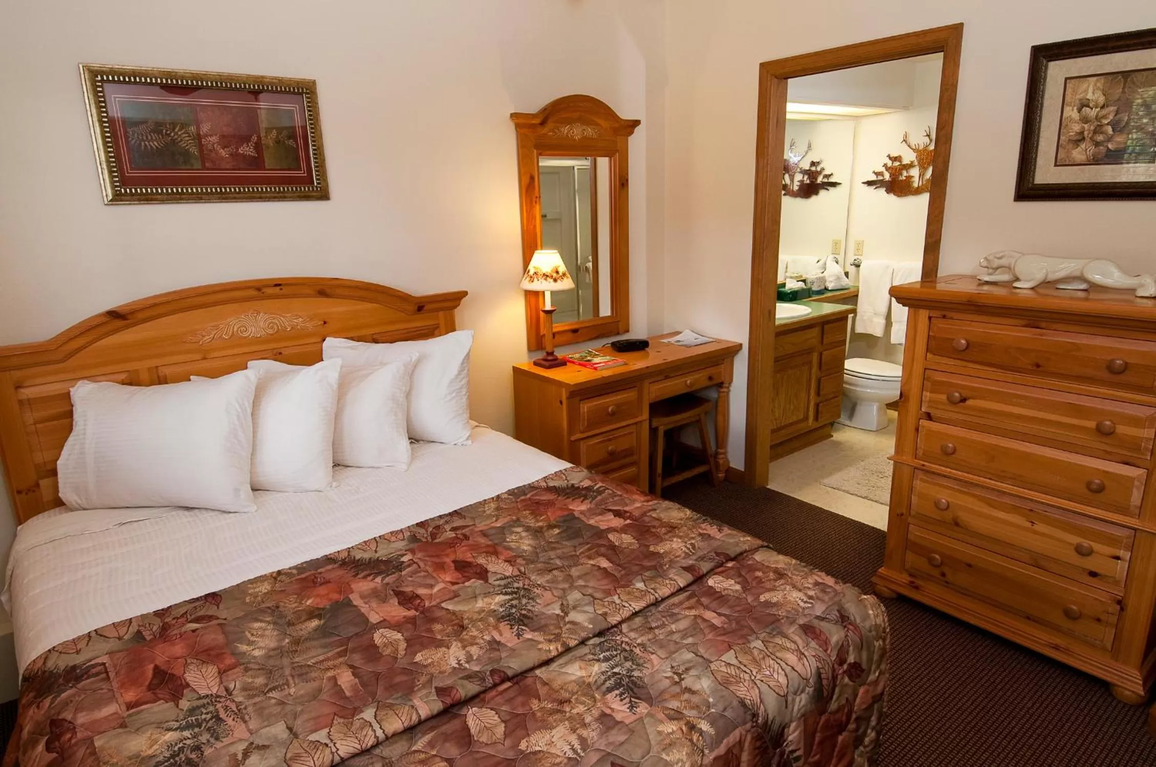 Bedroom, Bed in Wildwood Inn