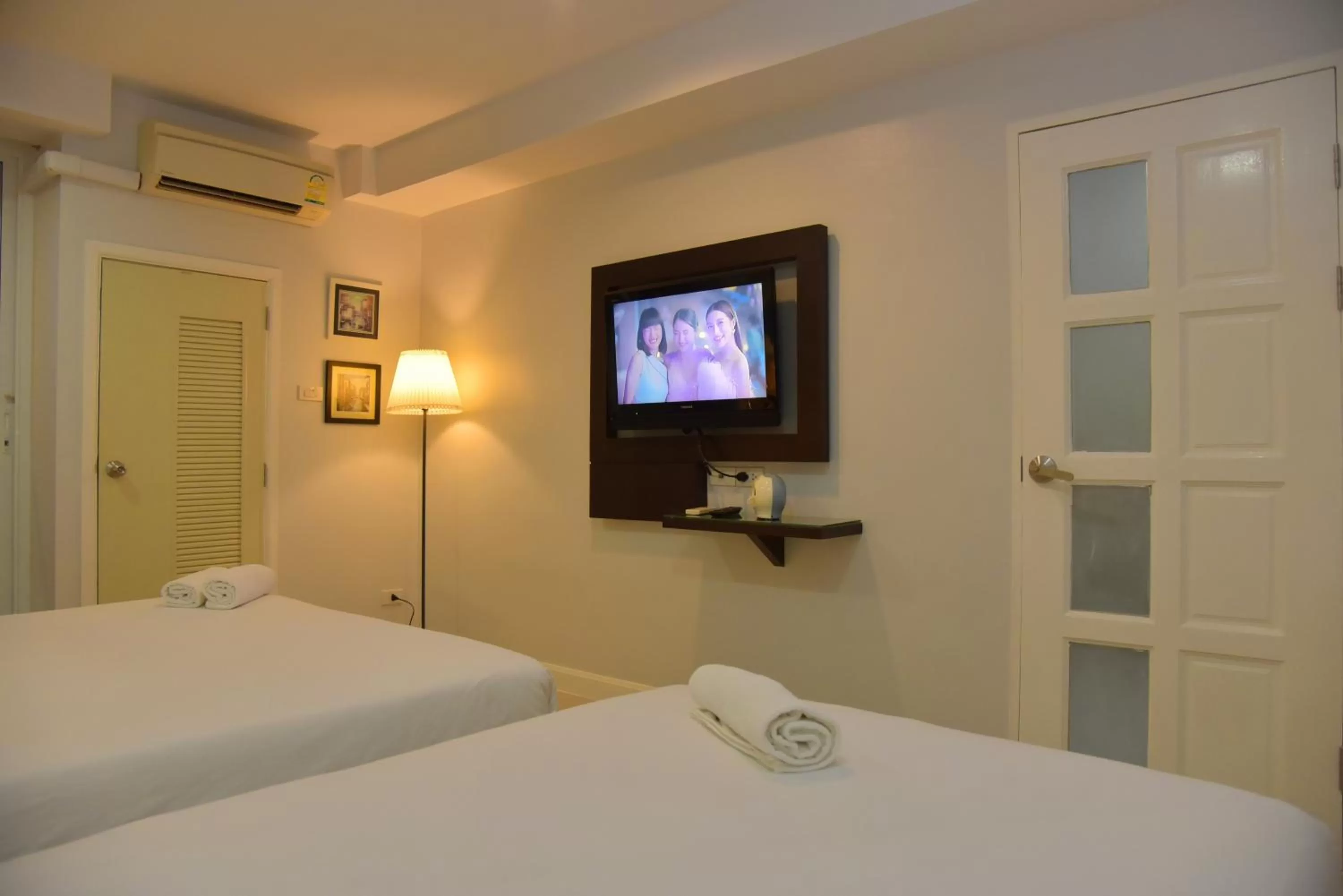 Bed, TV/Entertainment Center in BaanHim