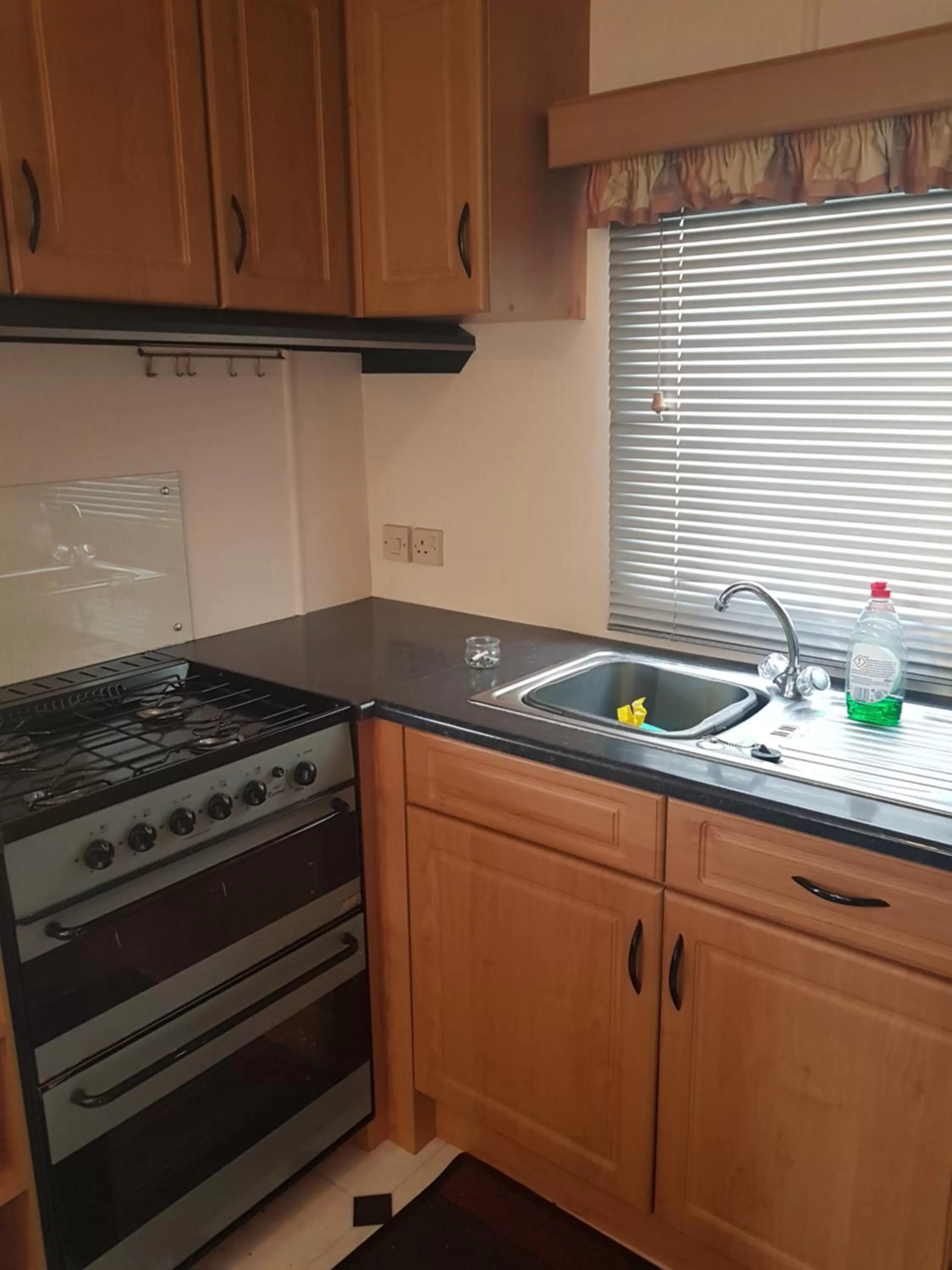 Kitchen or kitchenette in the jackdaw pub SELF CATERING STATIC CARAVAN free breakfast supplied