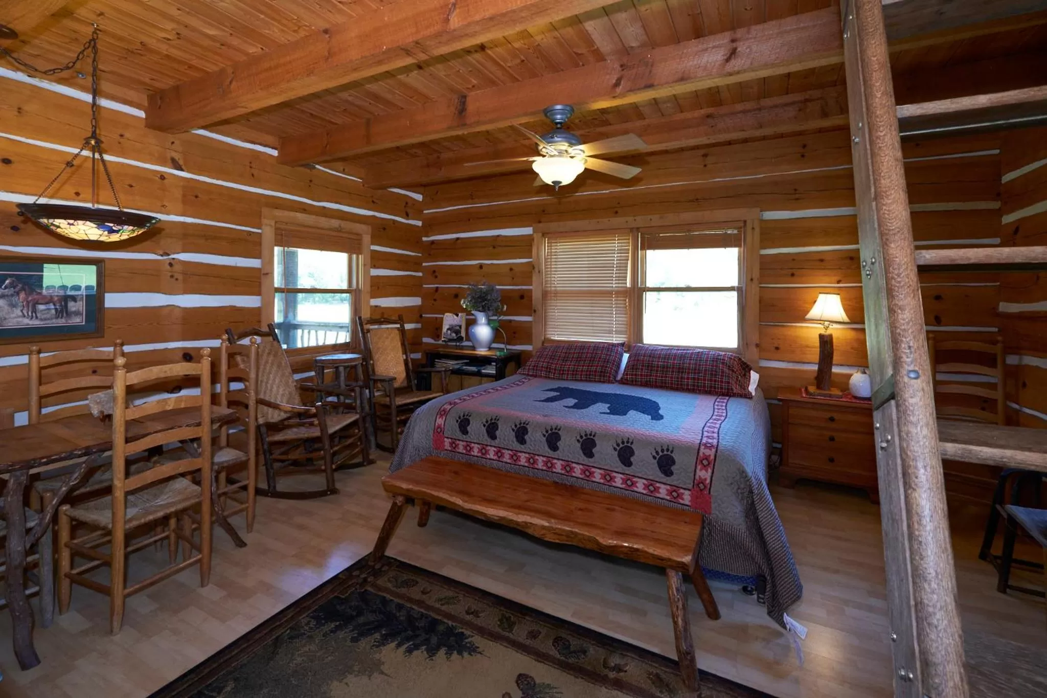 Bed in Creekwalk Inn Bed and Breakfast with Cabins