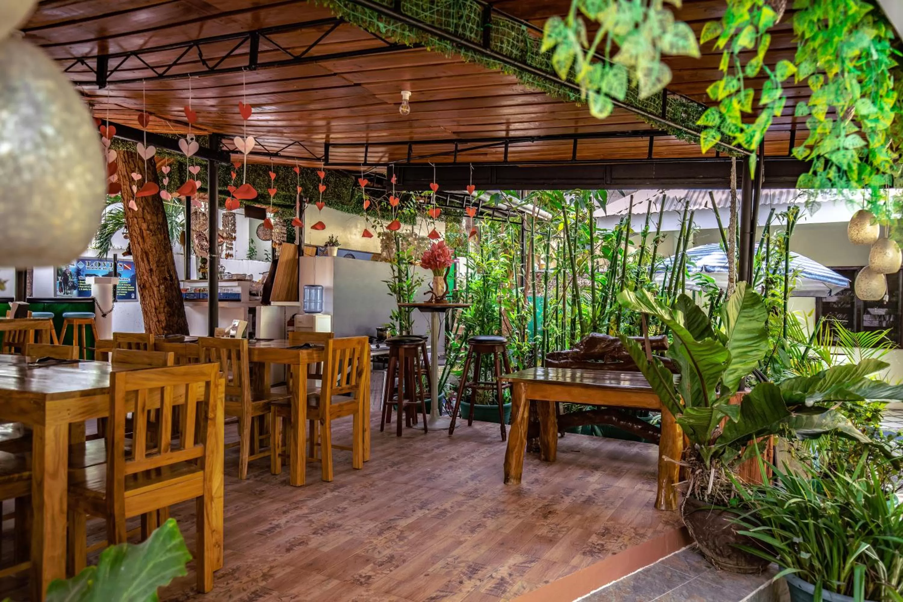 Restaurant/Places to Eat in Pescadores Suites Moalboal