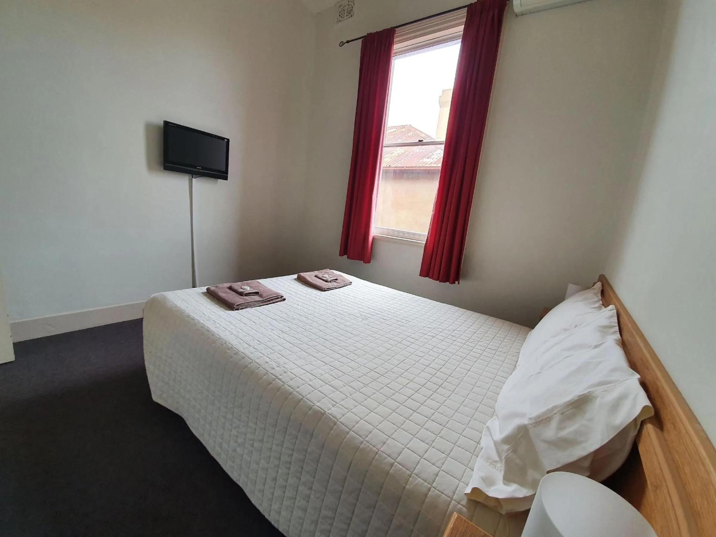 Bedroom, Bed in Empire Hotel Goulburn