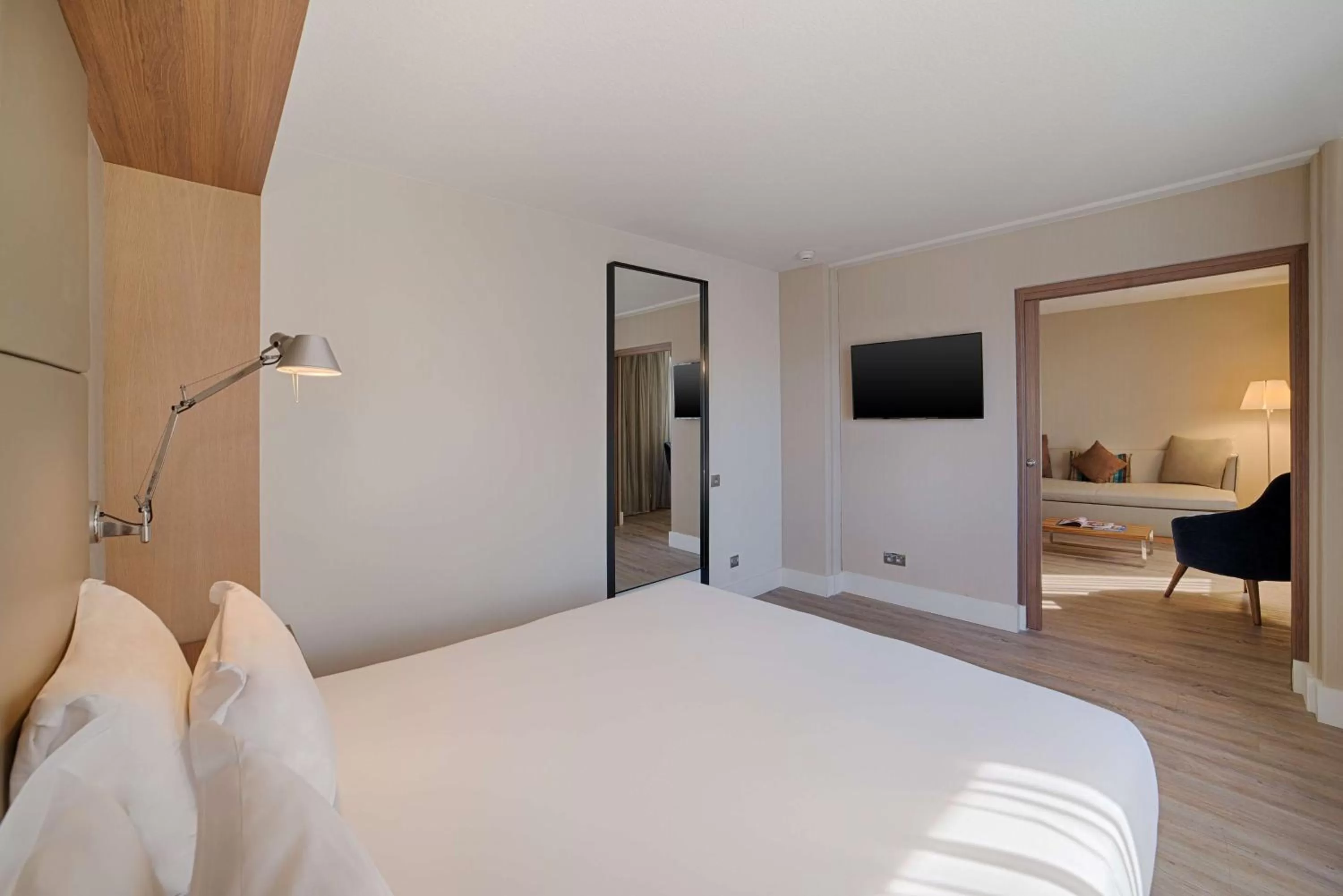 Family Suite Room (2 Adults + 2 Children) in NH Nice