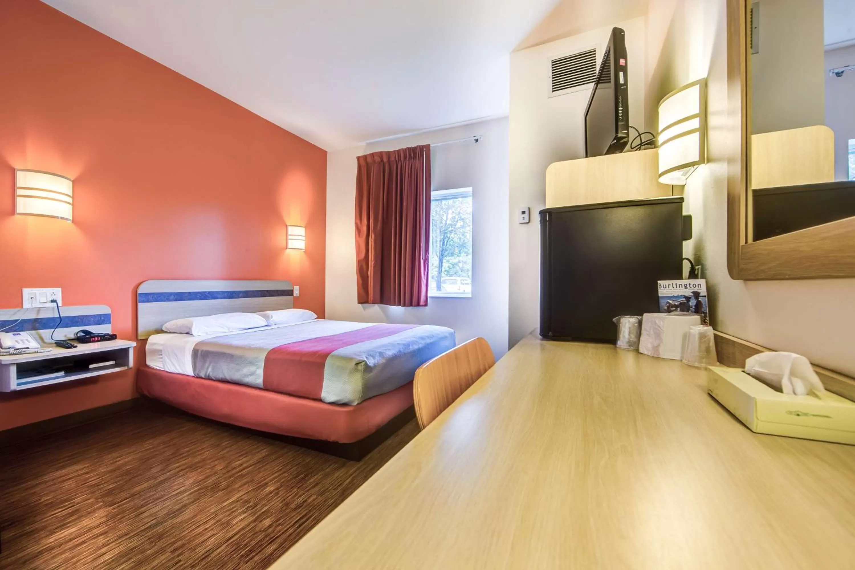 TV and multimedia, Bed in Motel 6-Burlington, ON - Toronto West - Oakville