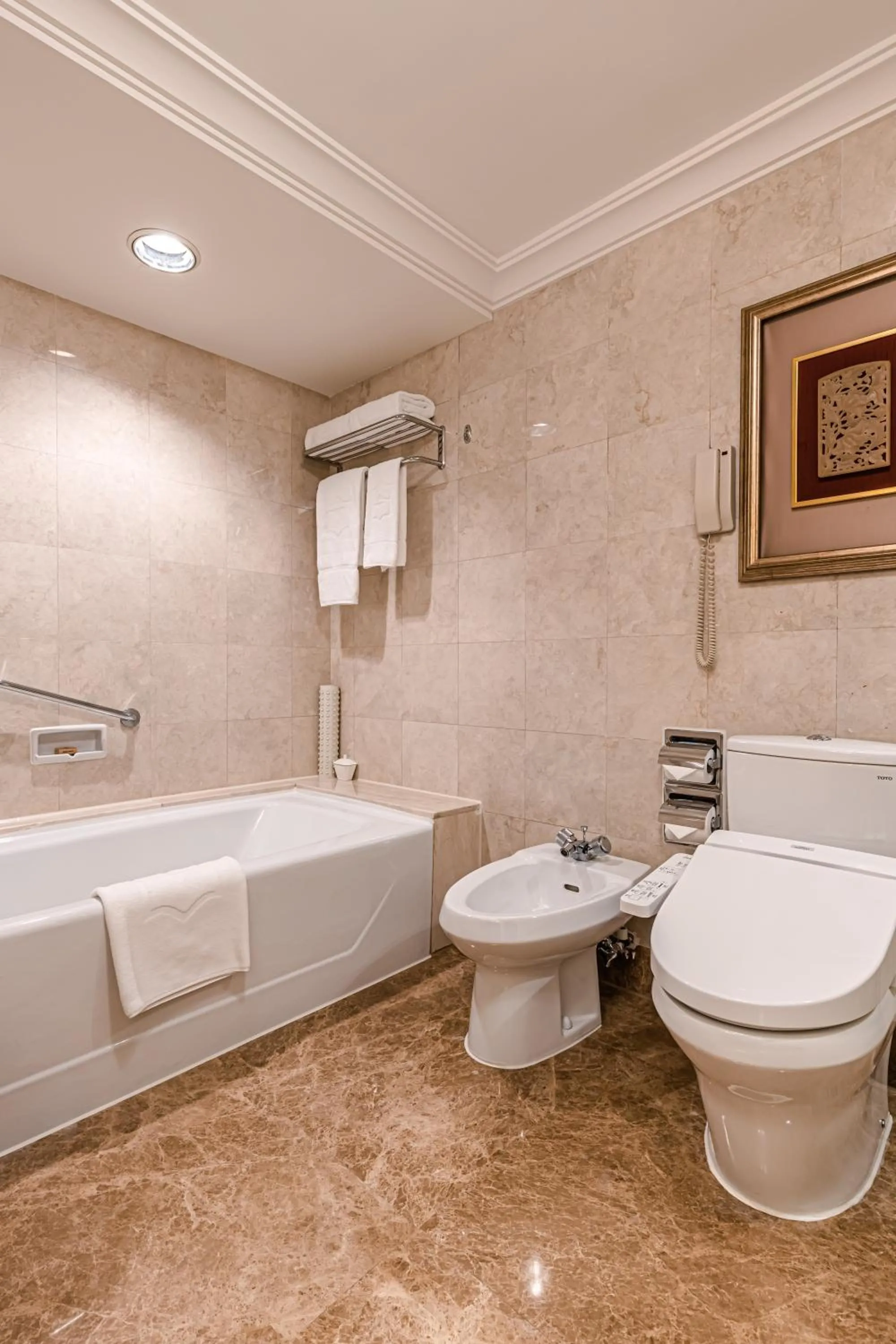 Shower in Shangri-La Wuhan