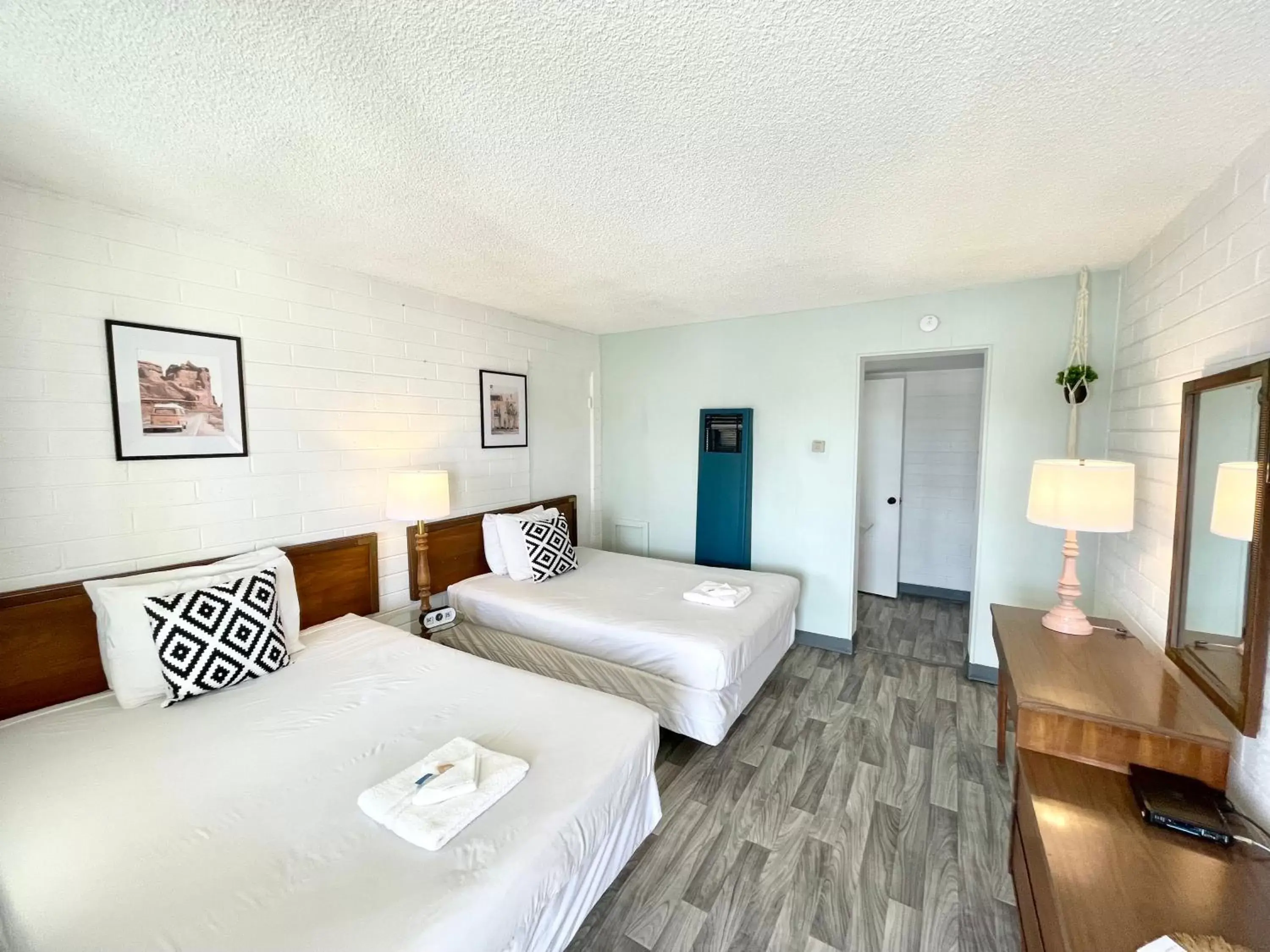 Double Room with Two Double Beds - single occupancy in The Postcard Motel Double Room with Two Double Beds - single occupancy in The Postcard Motel