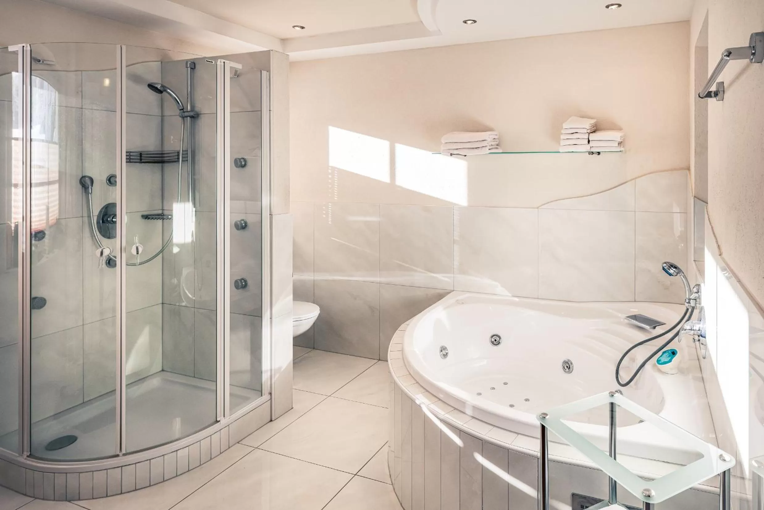 Hot Tub in Apart Relax