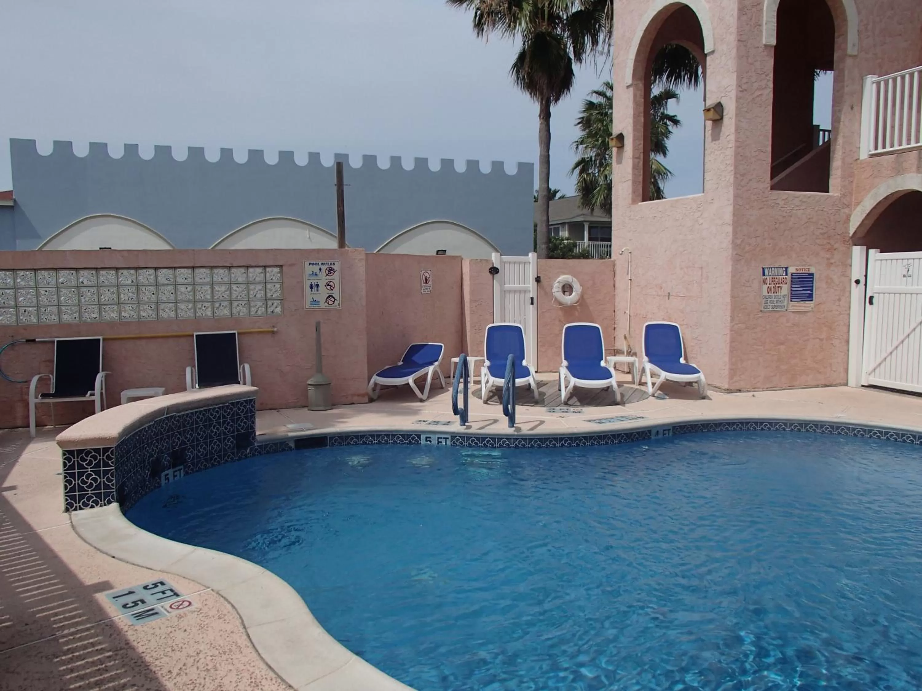 Swimming pool in Flamingo Inn