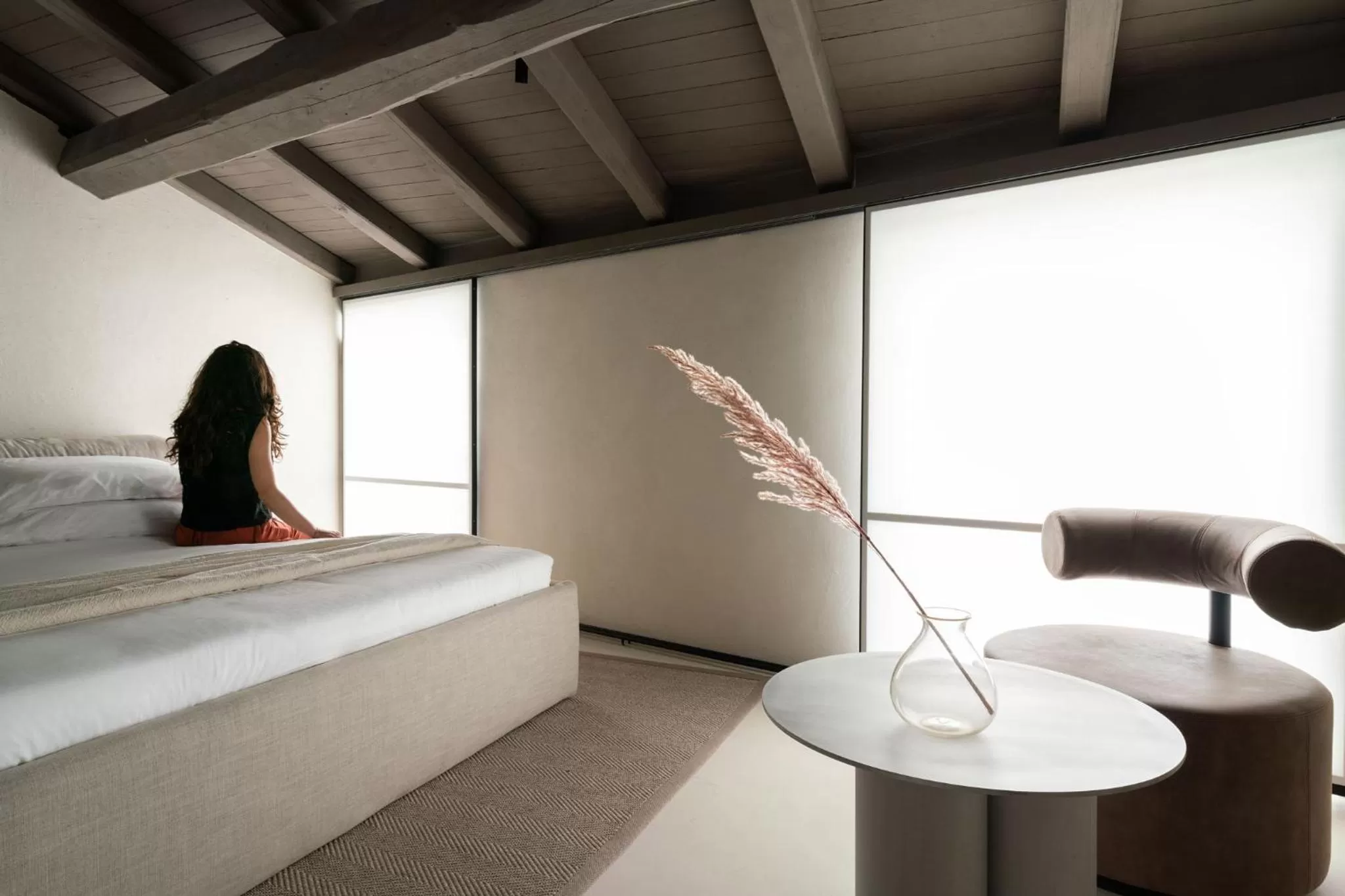 Photo of the whole room, Bed in Hotel Scenario