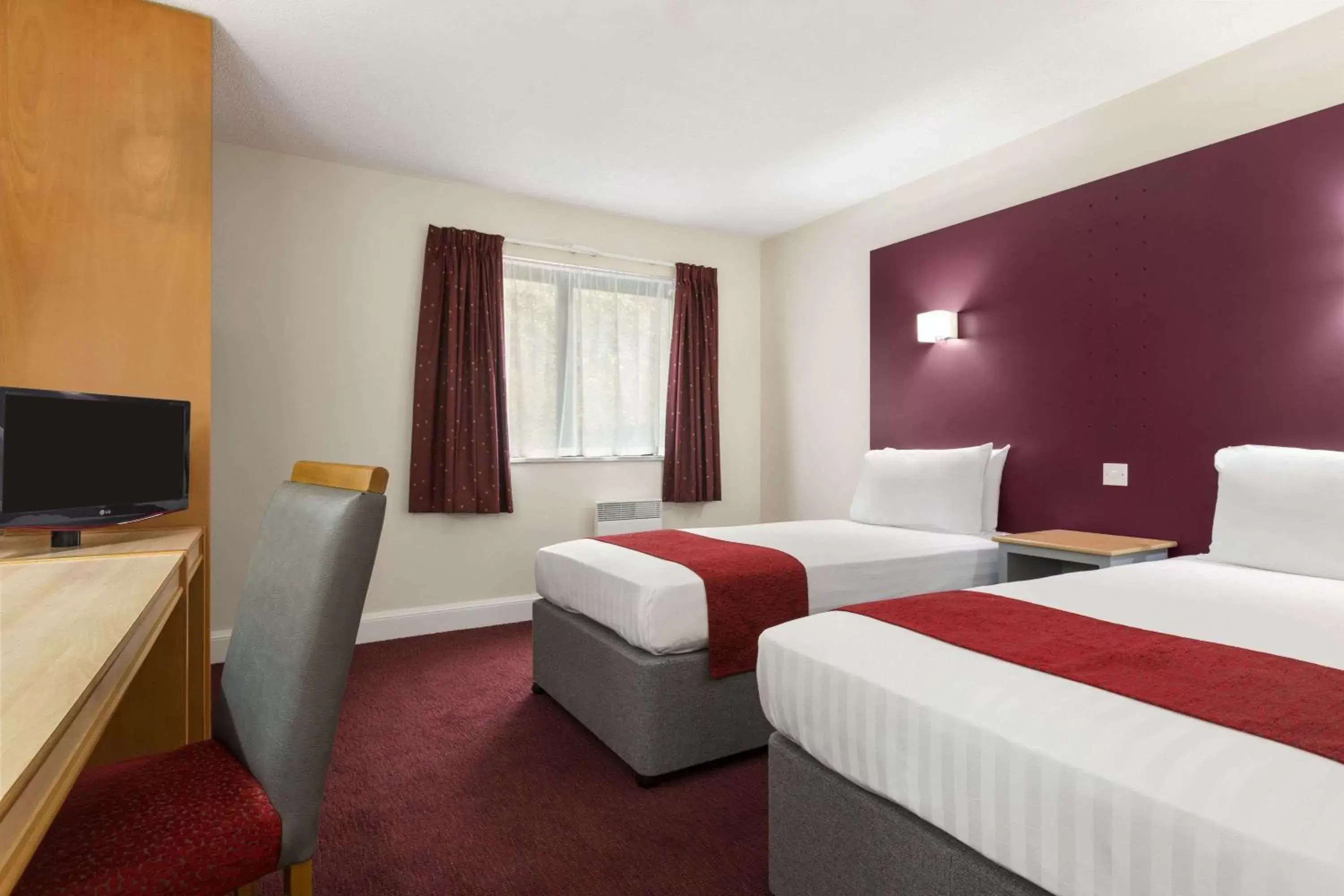 Twin Room in Days Inn Maidstone Twin Room in Days Inn Maidstone