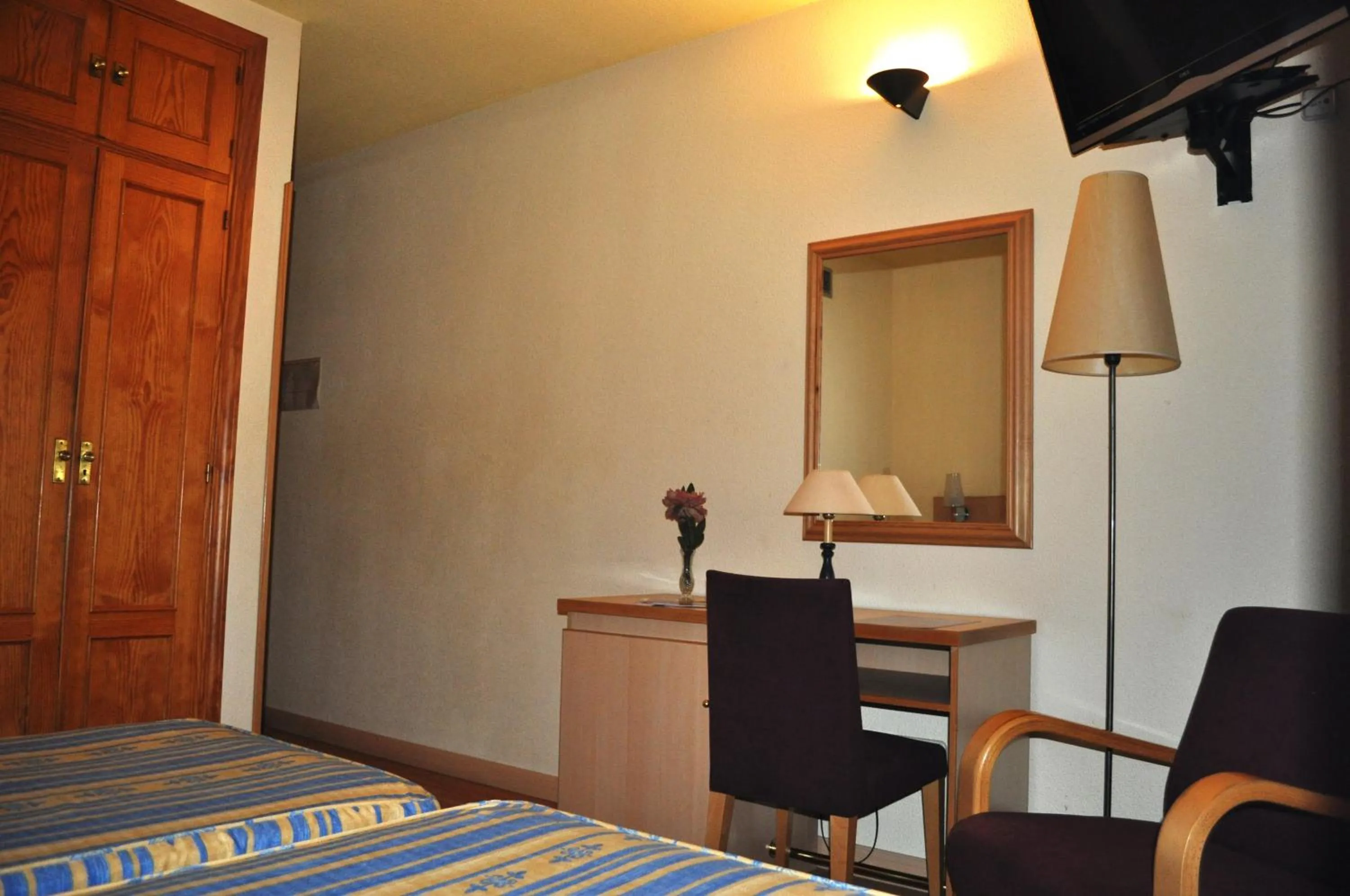 Photo of the whole room, Bed in Hotel España