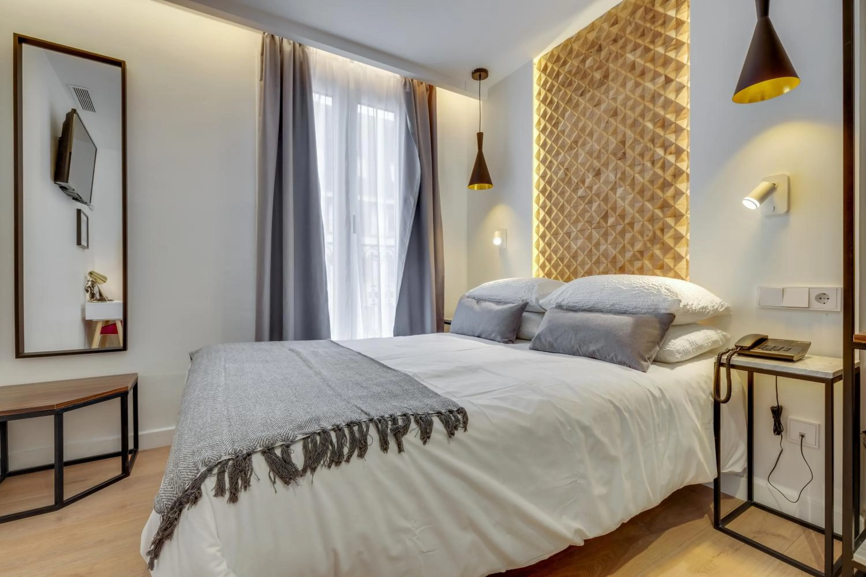 Shower, Bed in Hotel Beausejour