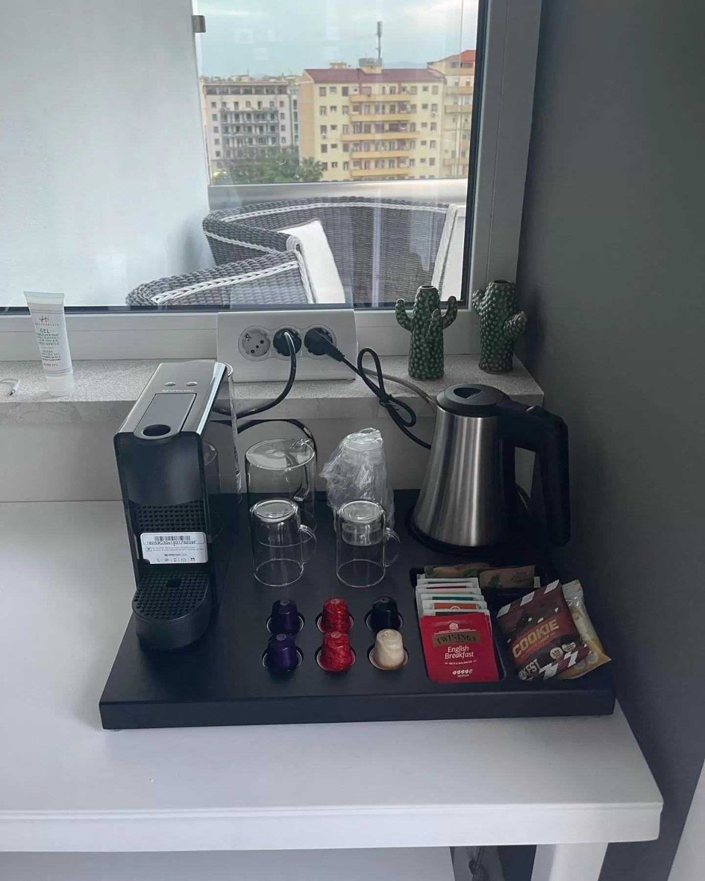 Coffee/tea facilities, Kitchen/Kitchenette in 18 Dante Luxury Suites