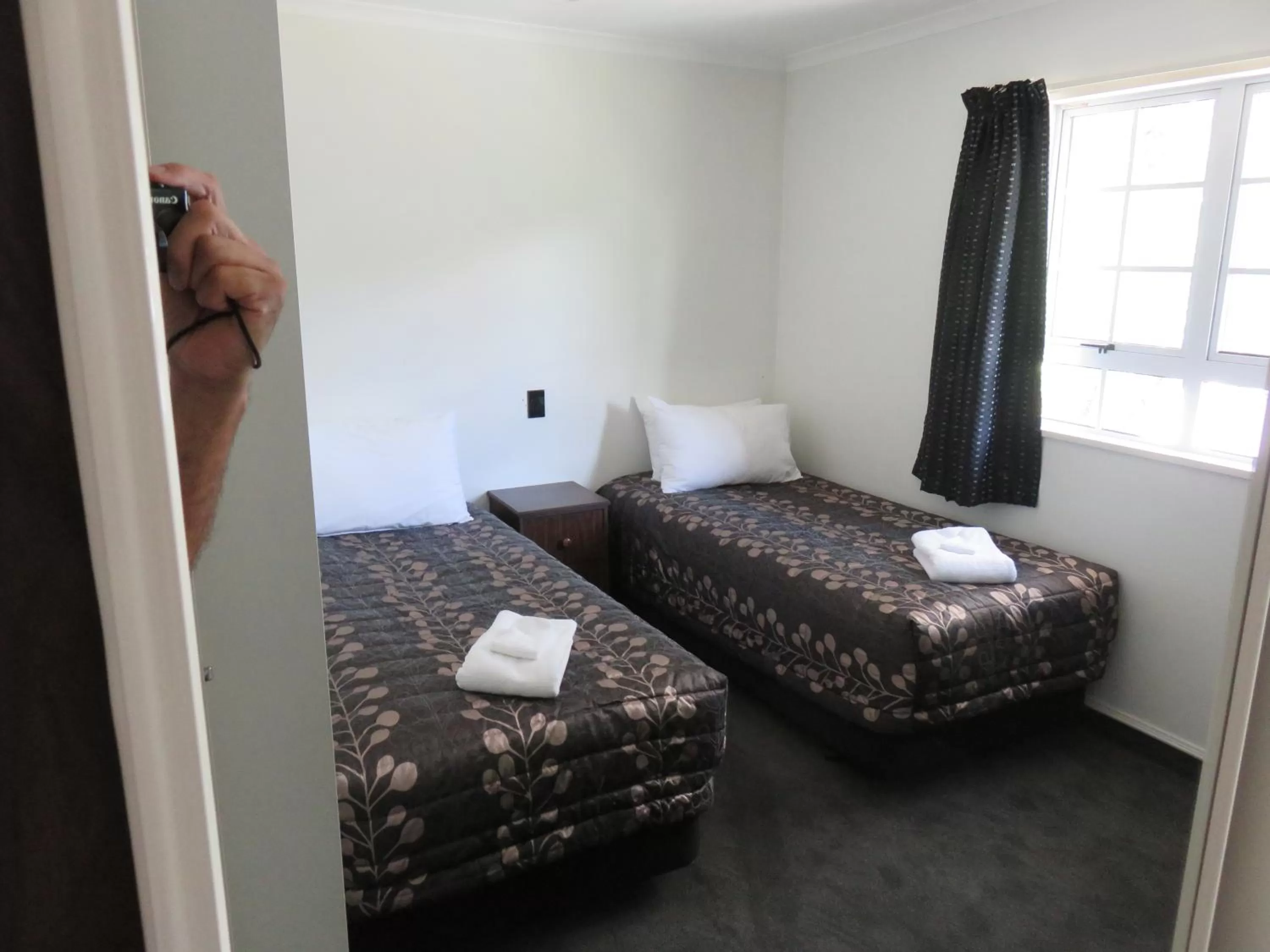 Bedroom, Bed in Admirals Motor Lodge