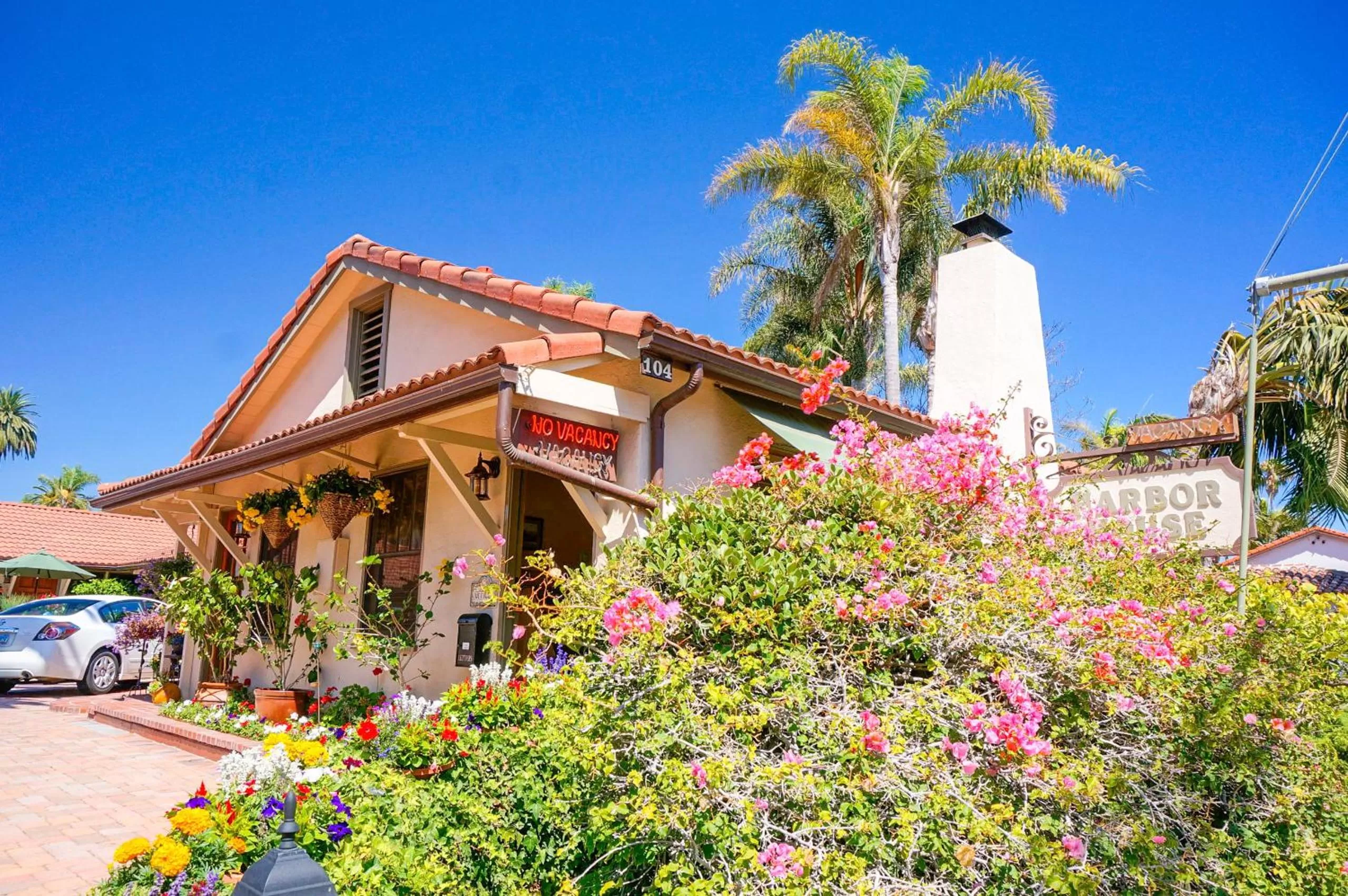 Facade/entrance in Harbor House Inn