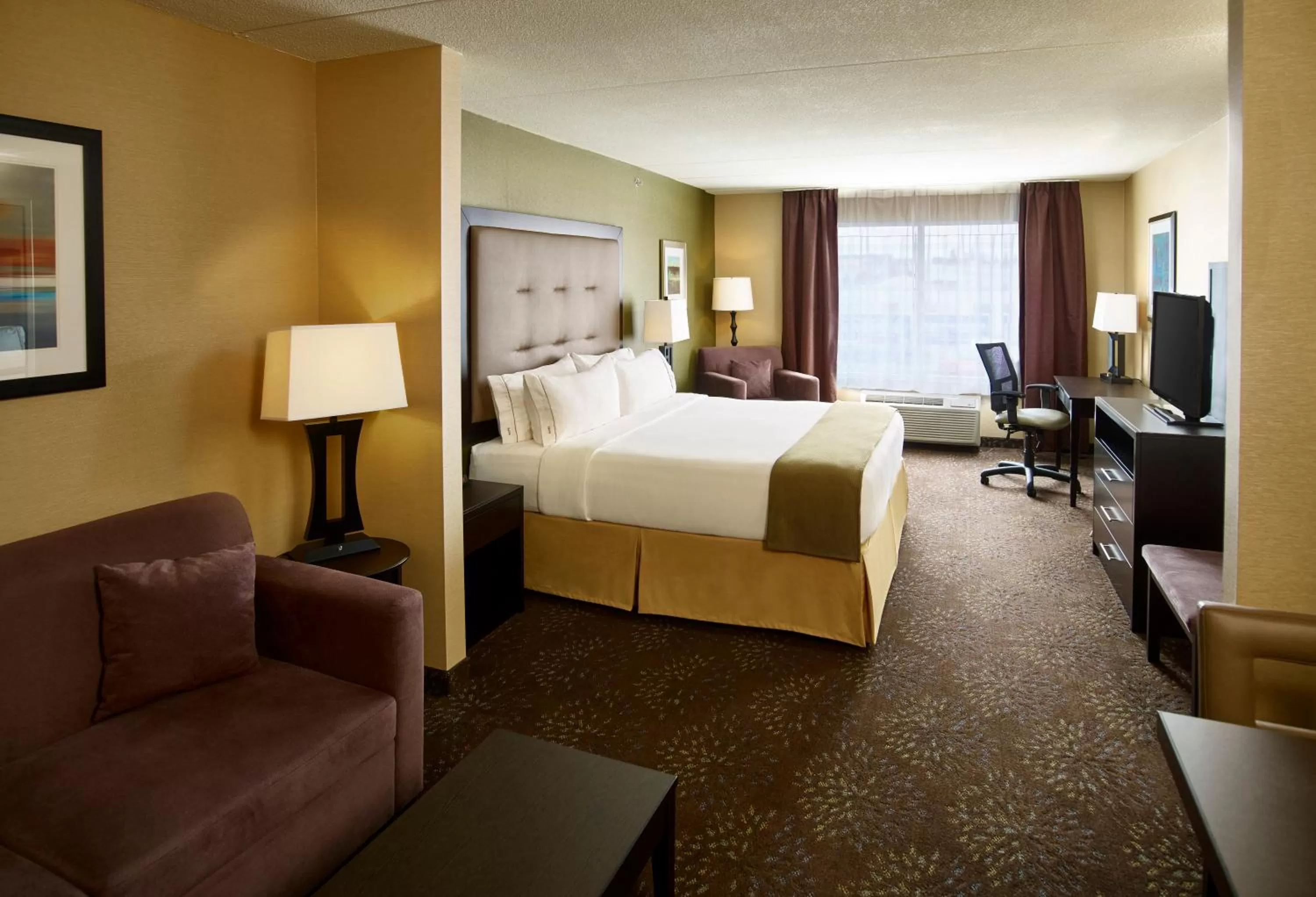 Photo of the whole room, Bed in Holiday Inn Express & Suites Timmins by IHG