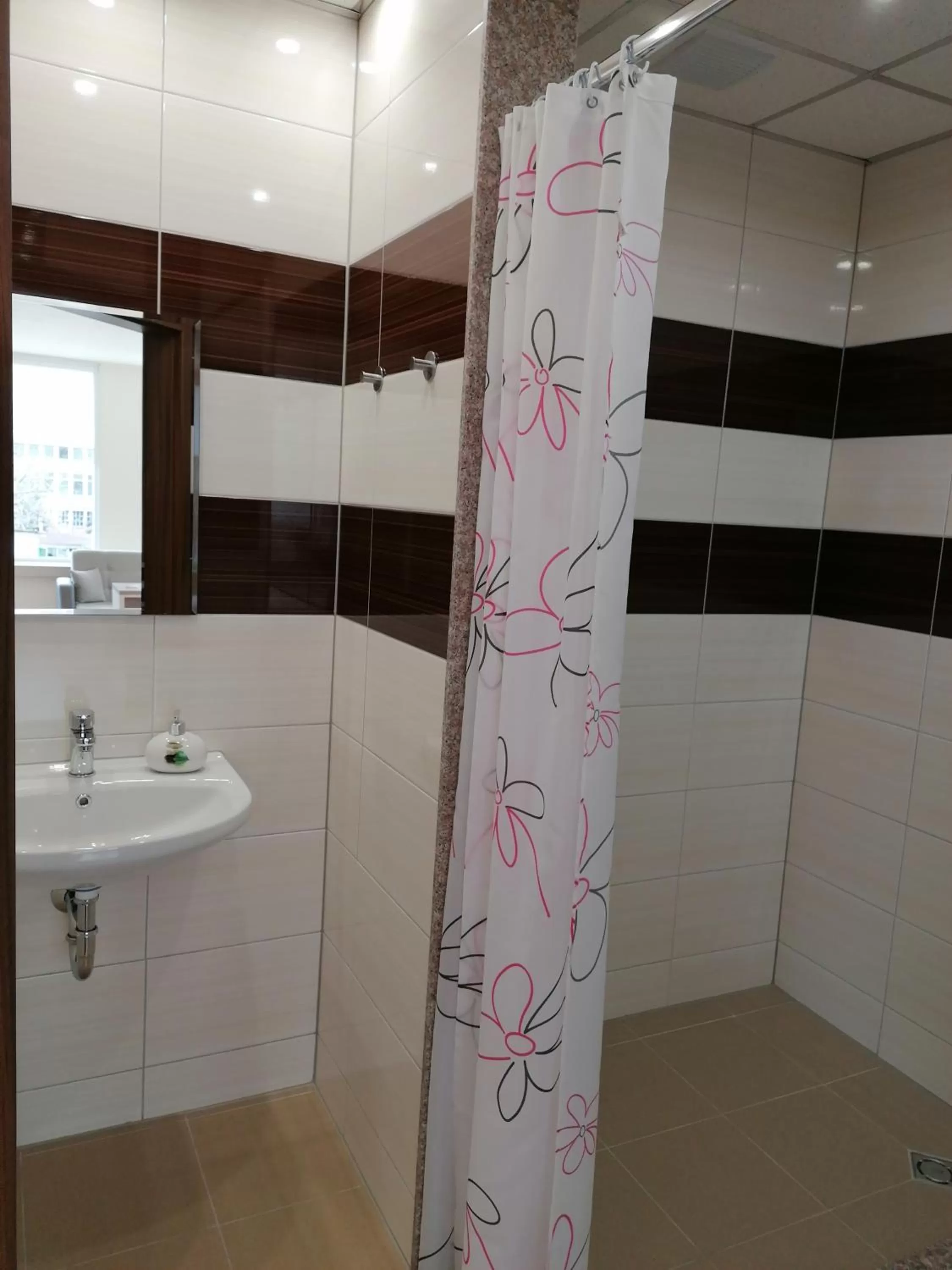 Shower in Hotel Lago Peshtera