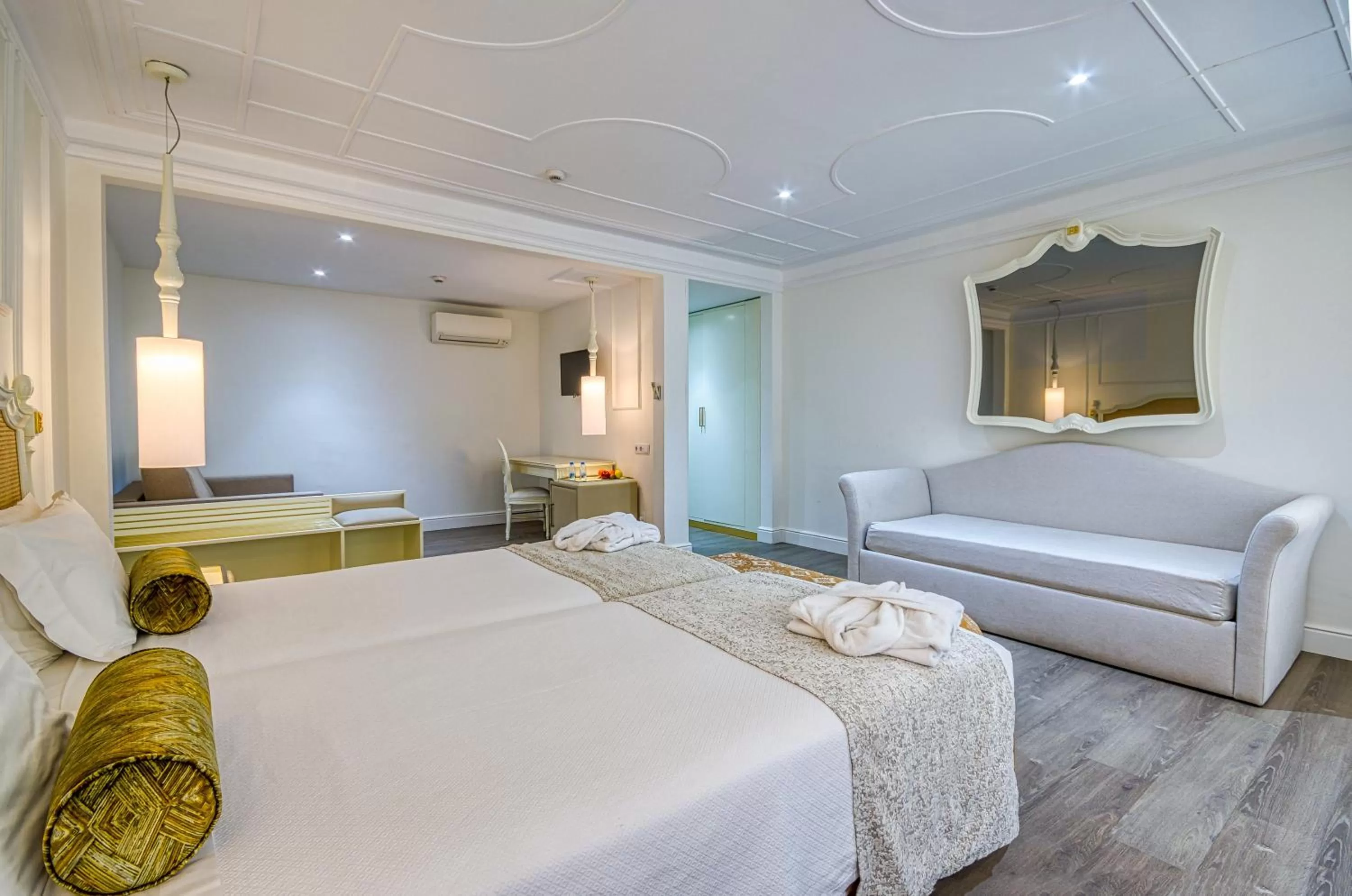 Photo of the whole room, Bed in Hotel Borges Chiado