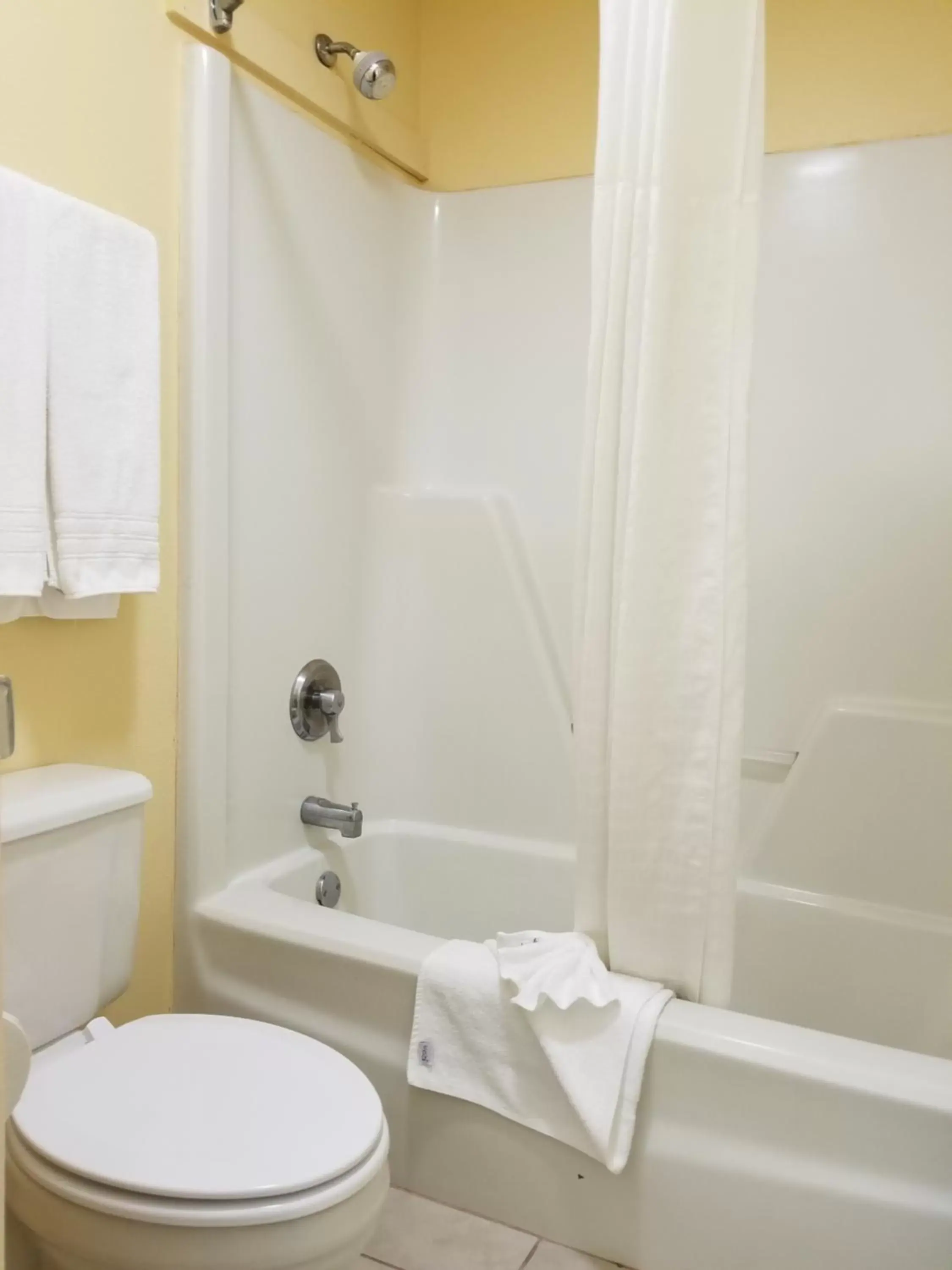 Standard King Room - Smoking in Days Inn by Wyndham Camilla Standard King Room - Smoking in Days Inn by Wyndham Camilla