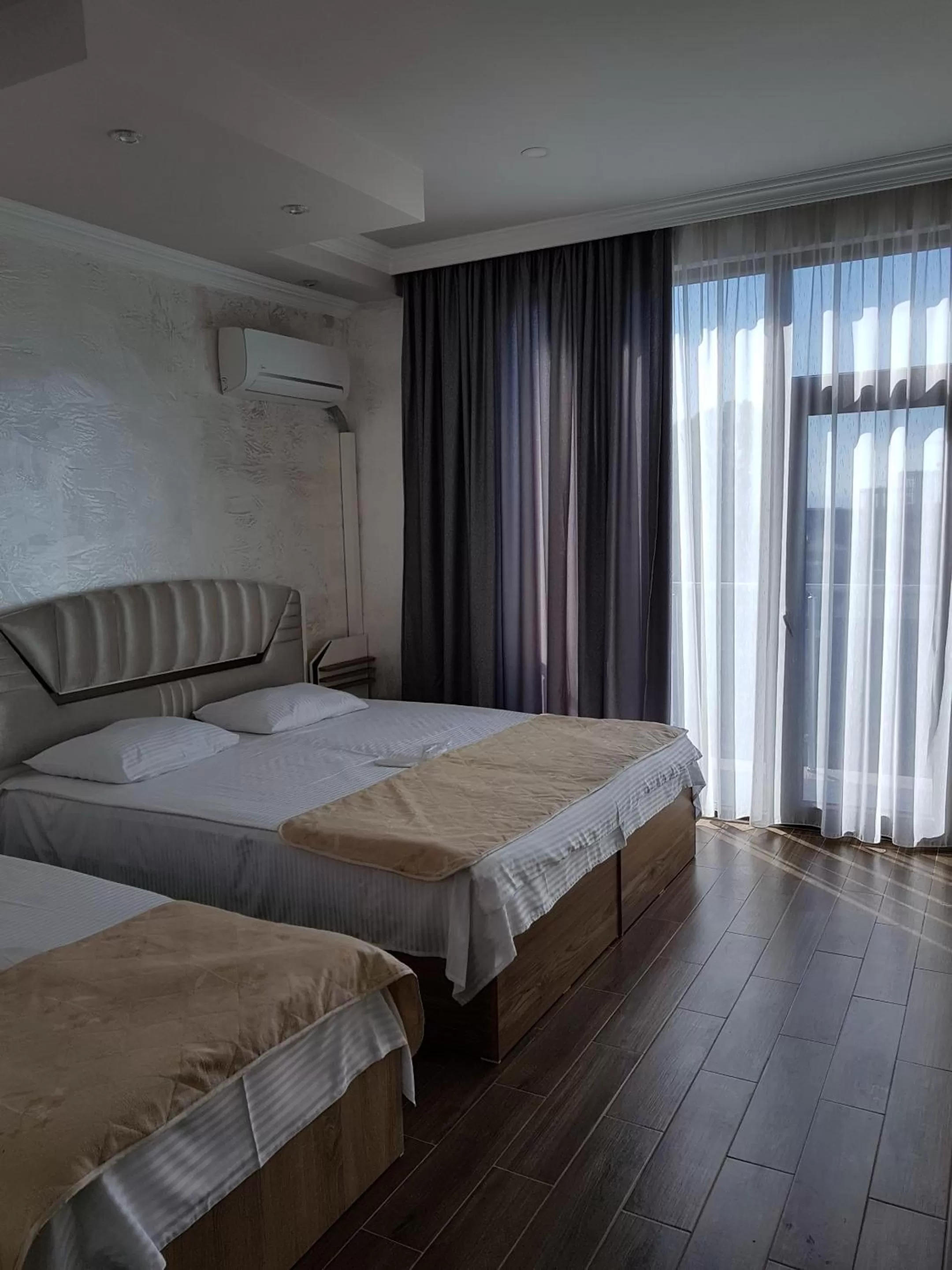 Shower, Bed in Hotel Royal Palace