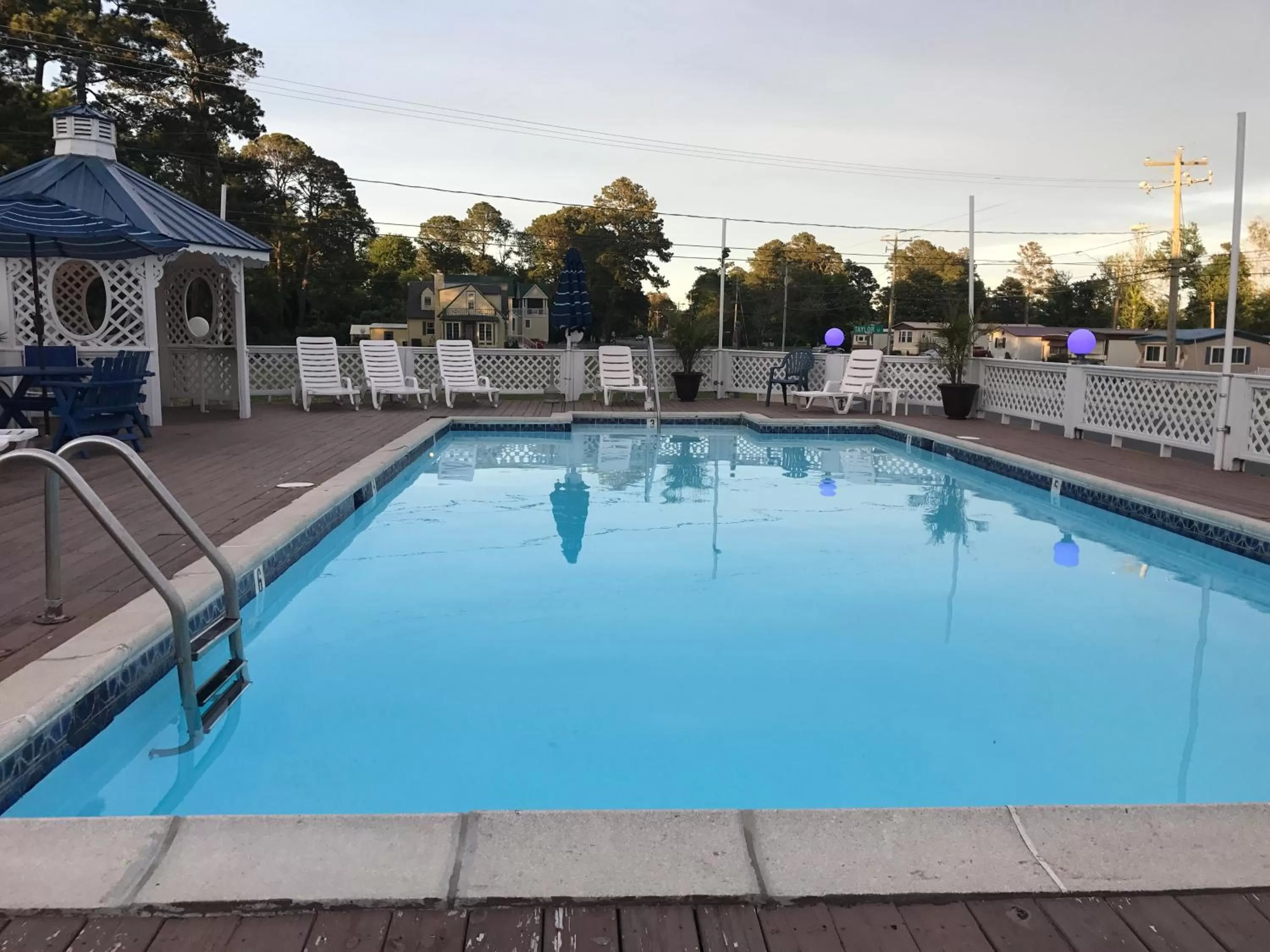 Swimming pool in Chincoteague Inn