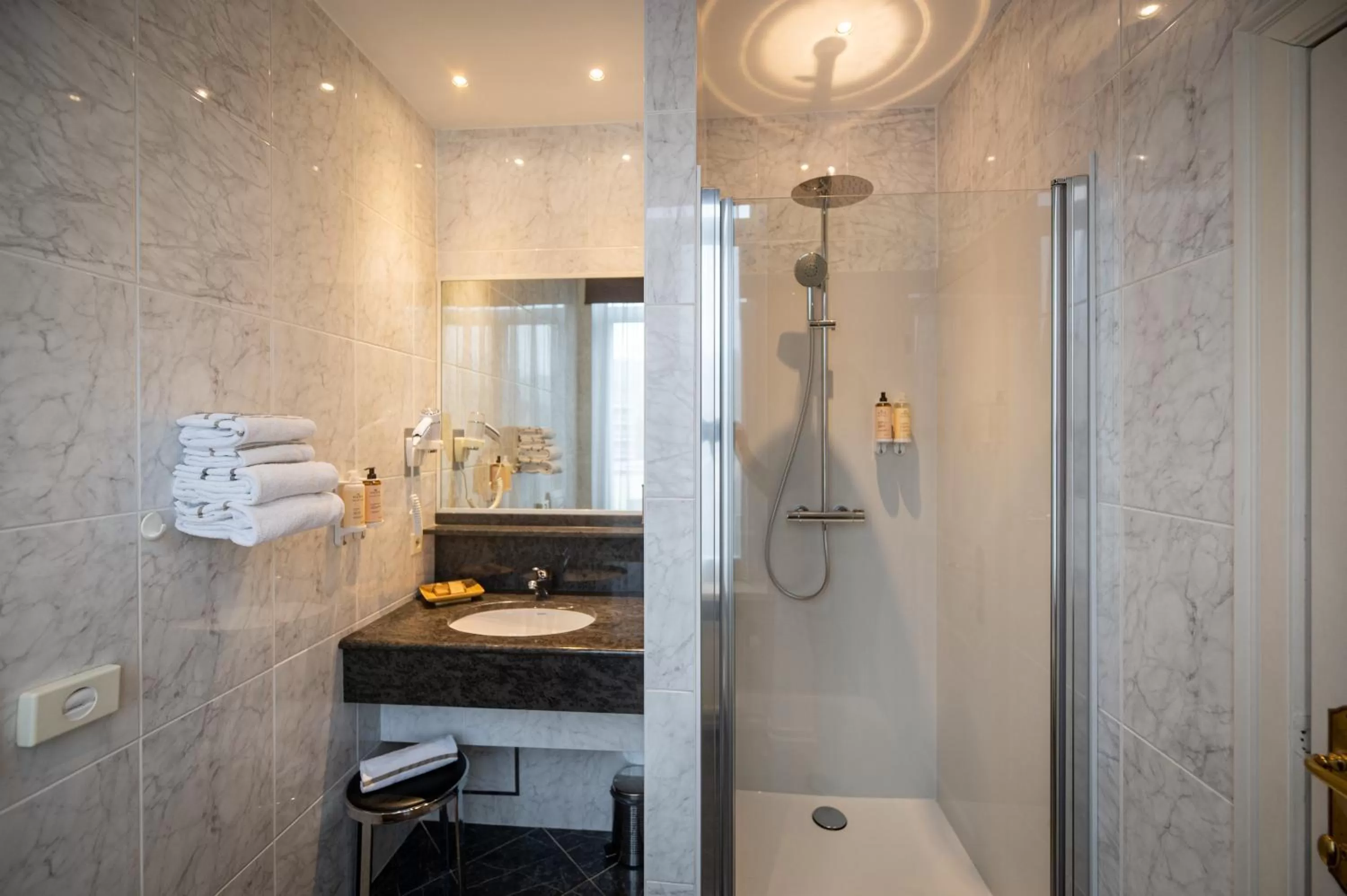 Bathroom in La Villa des Fleurs