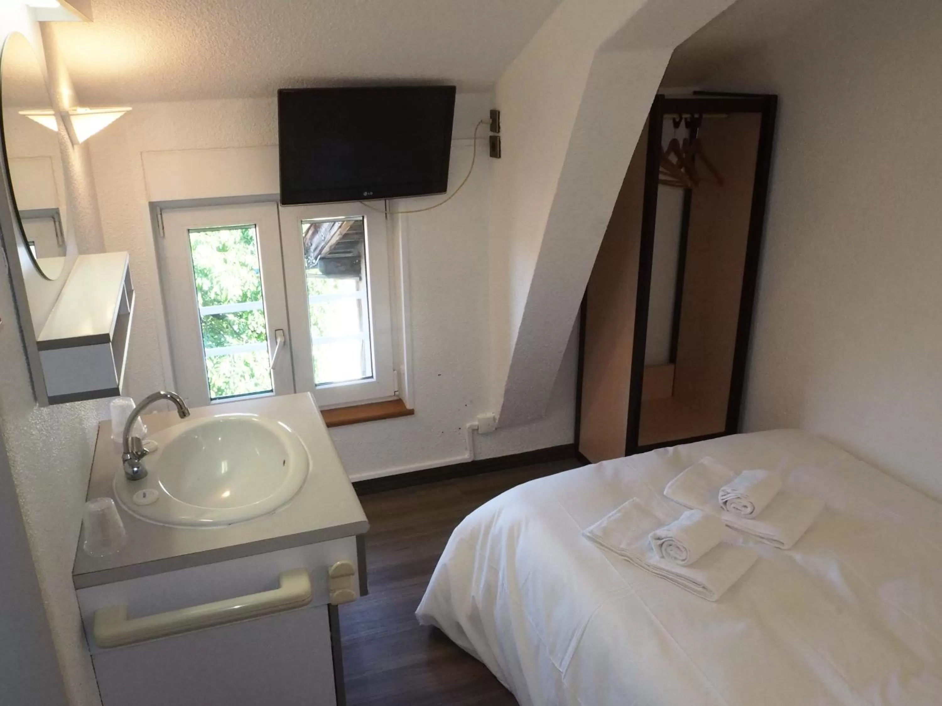 TV/Entertainment Center in HOTEL LE FOIRAIL