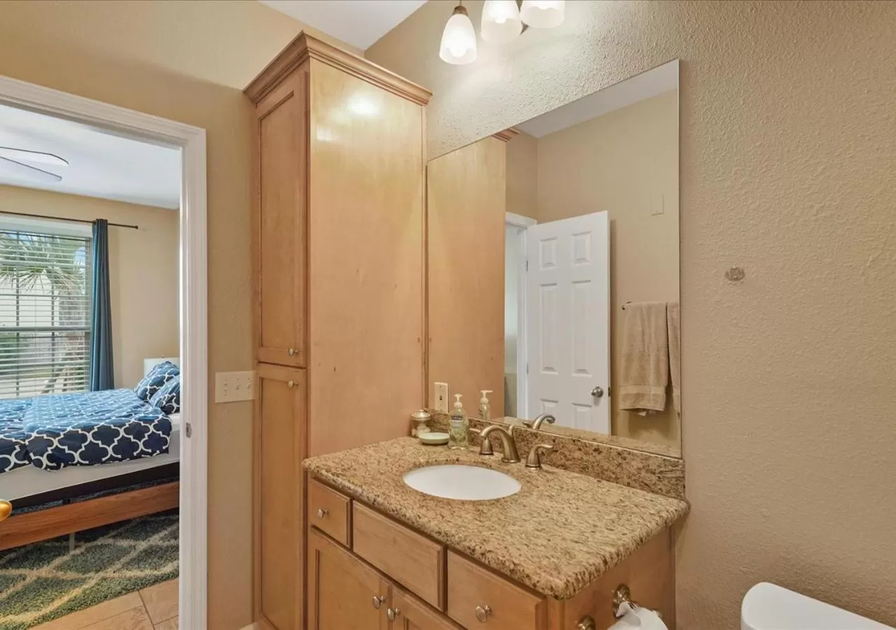 Bathroom, Bed in The Dawn on Galveston Beach