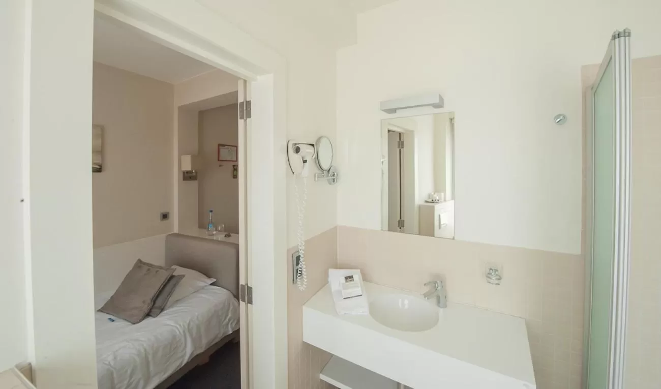 Bathroom in Hotel du Bassin