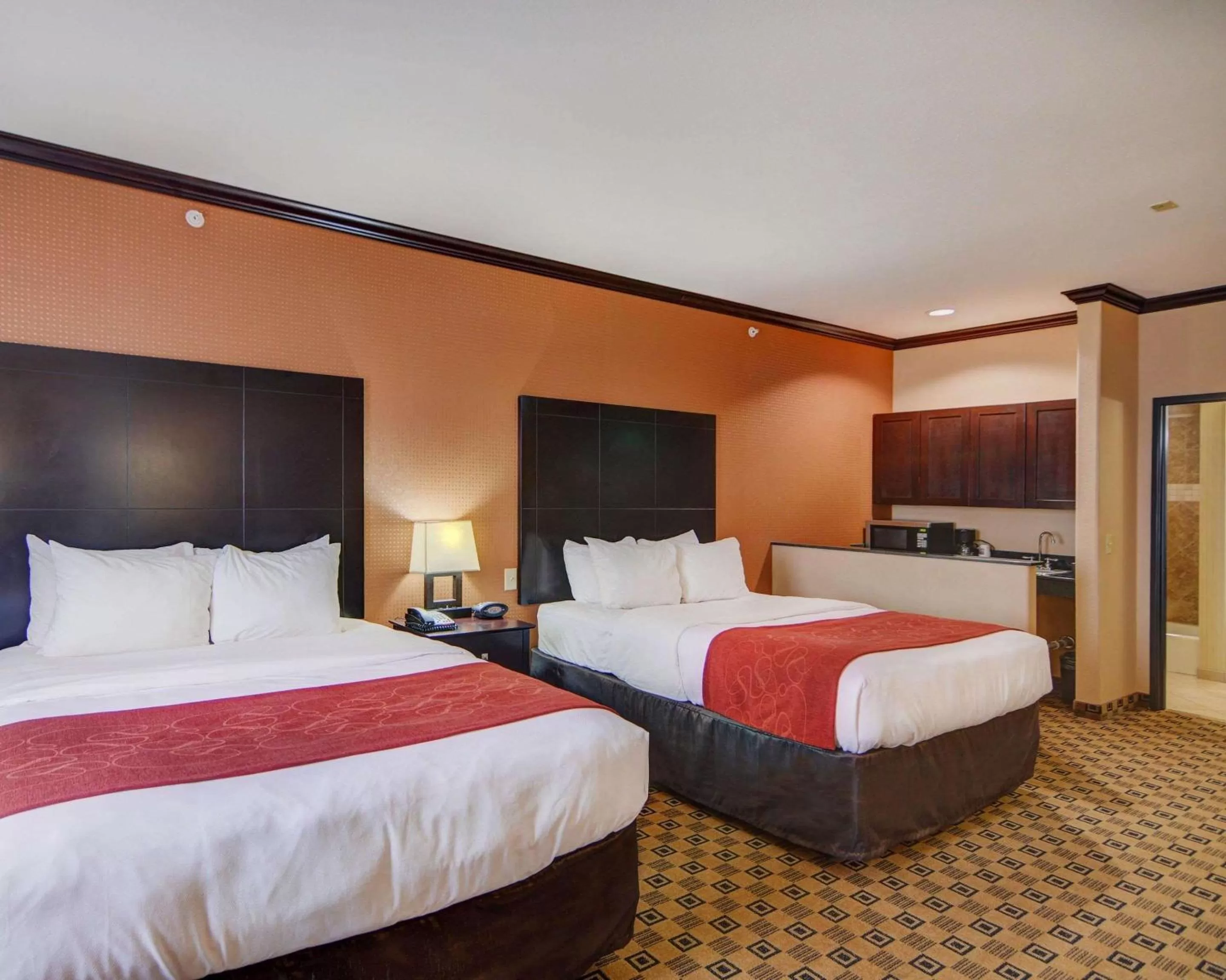 Bedroom, Bed in Comfort Suites Kilgore