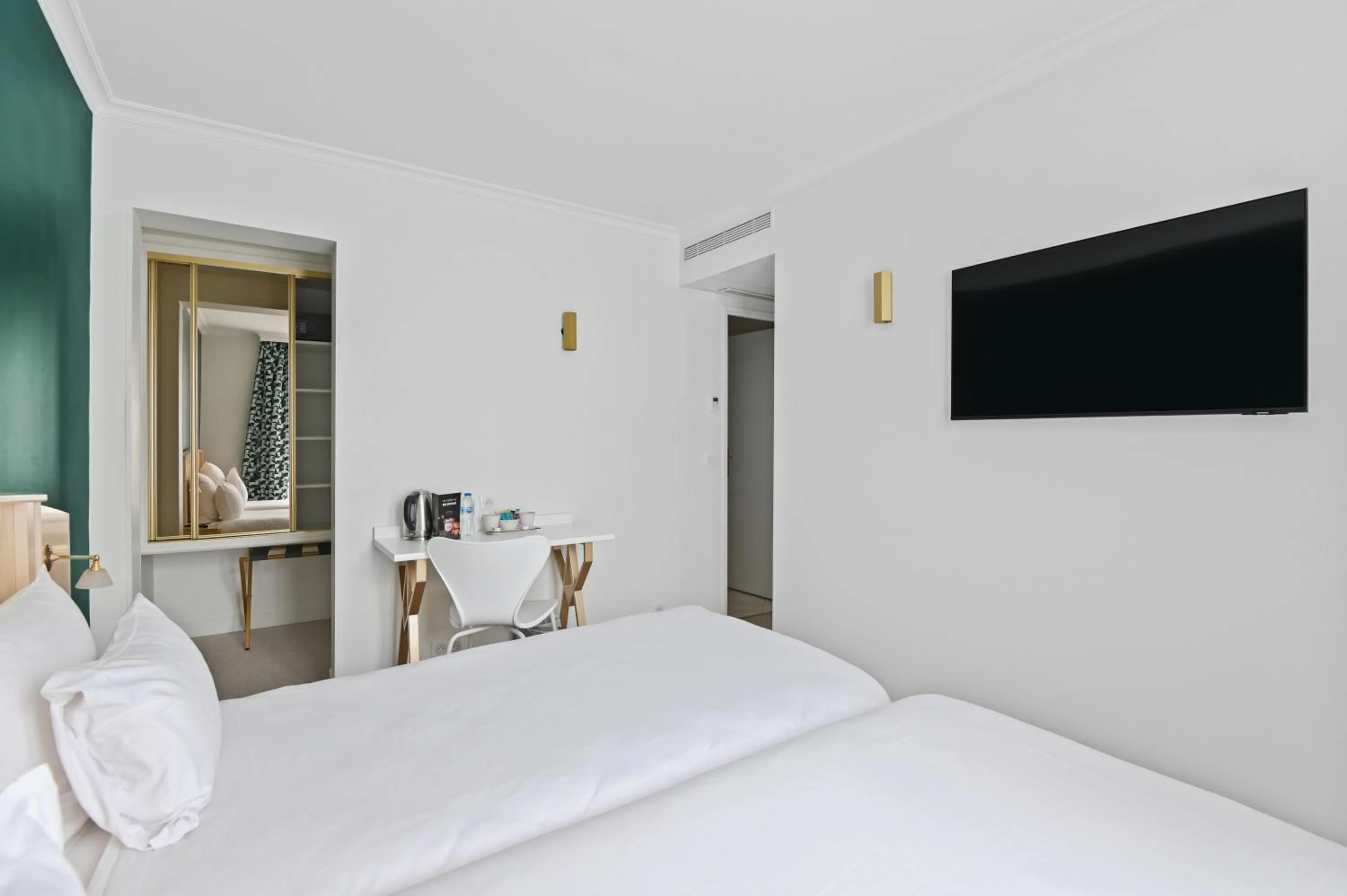 Coffee/tea facilities, Bed in Hotel Elysees Opera