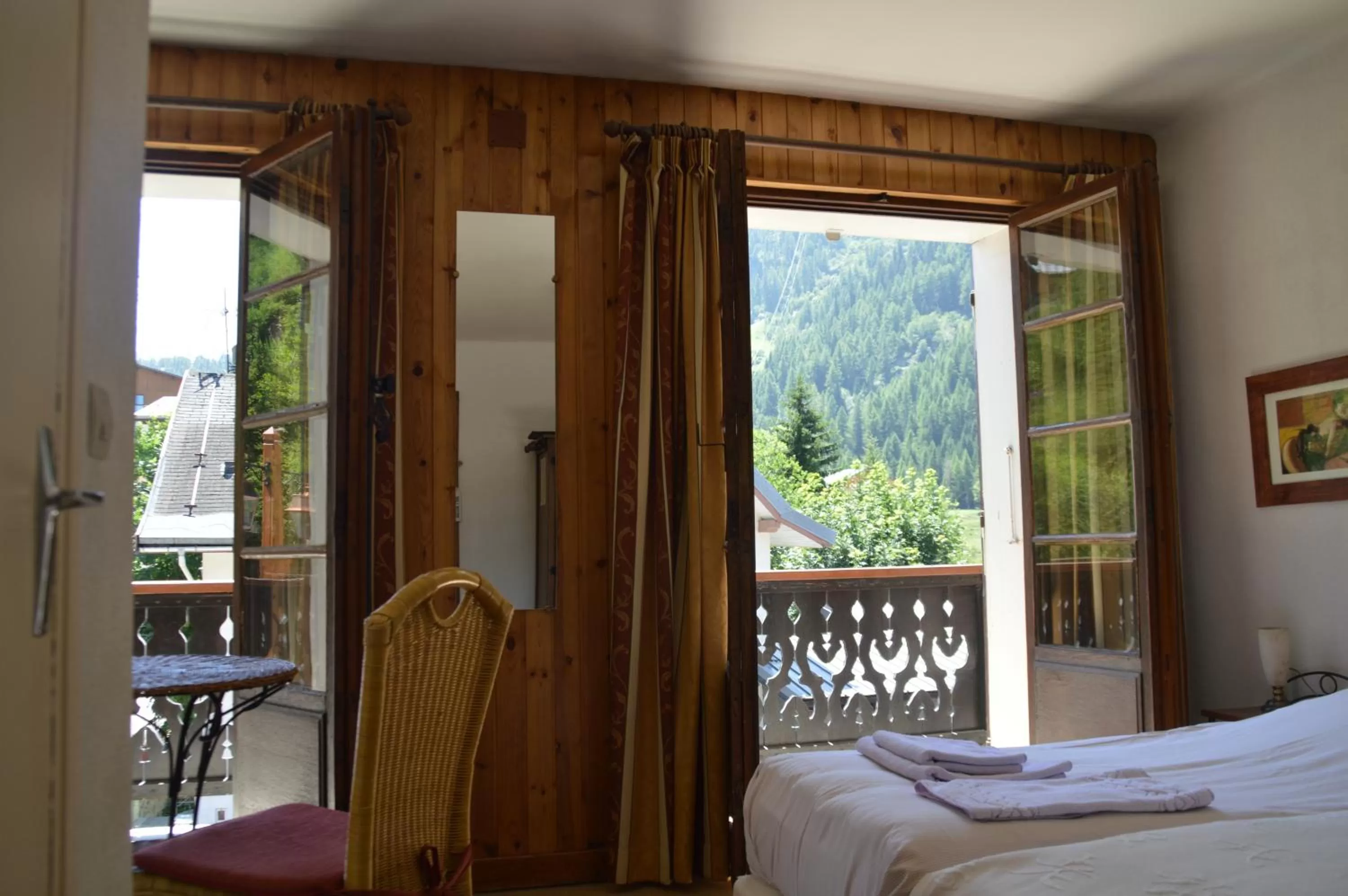 Large Twin Room in Hotel Le Genepy