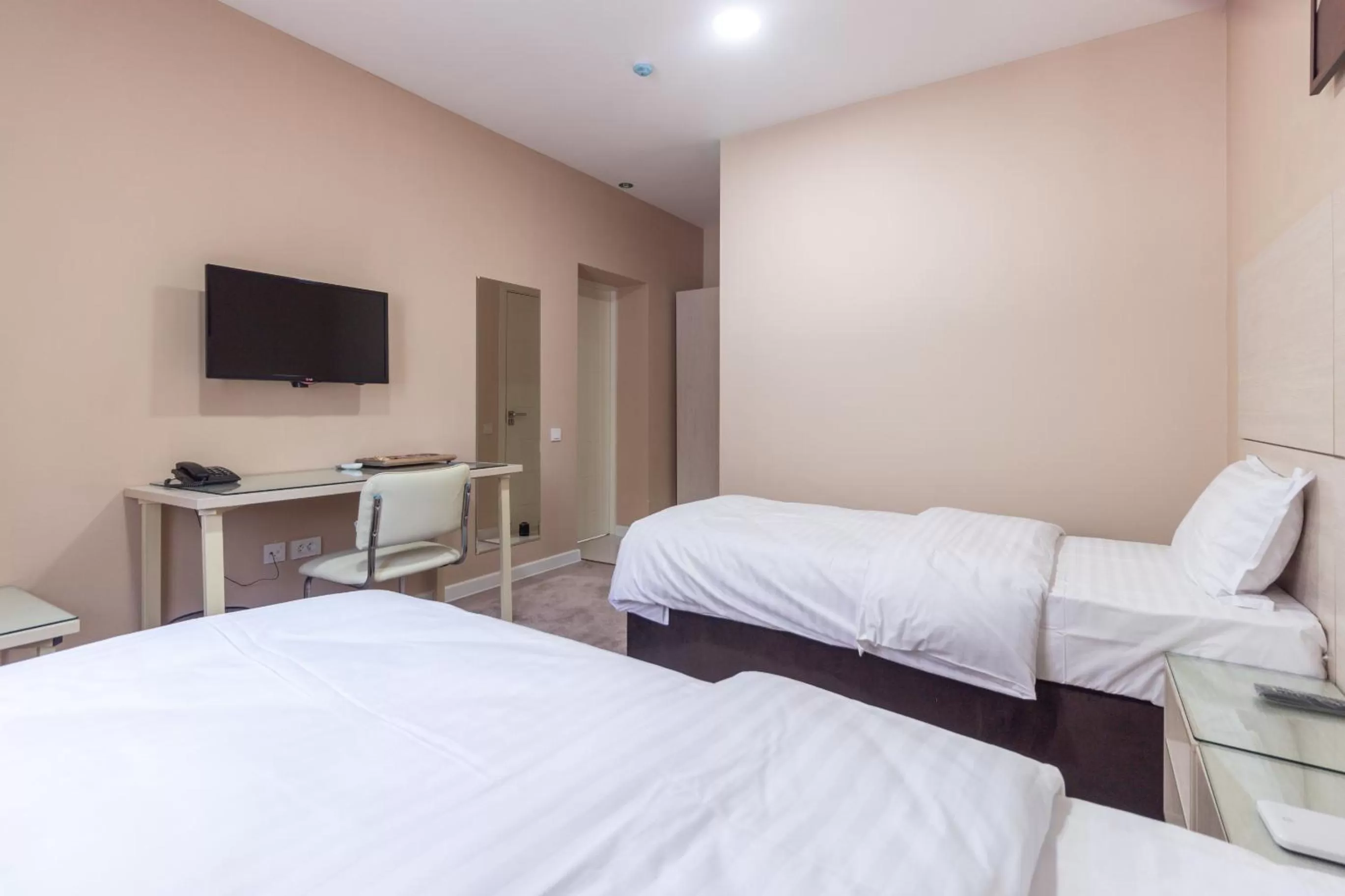 Photo of the whole room, Bed in Musafir Hotel